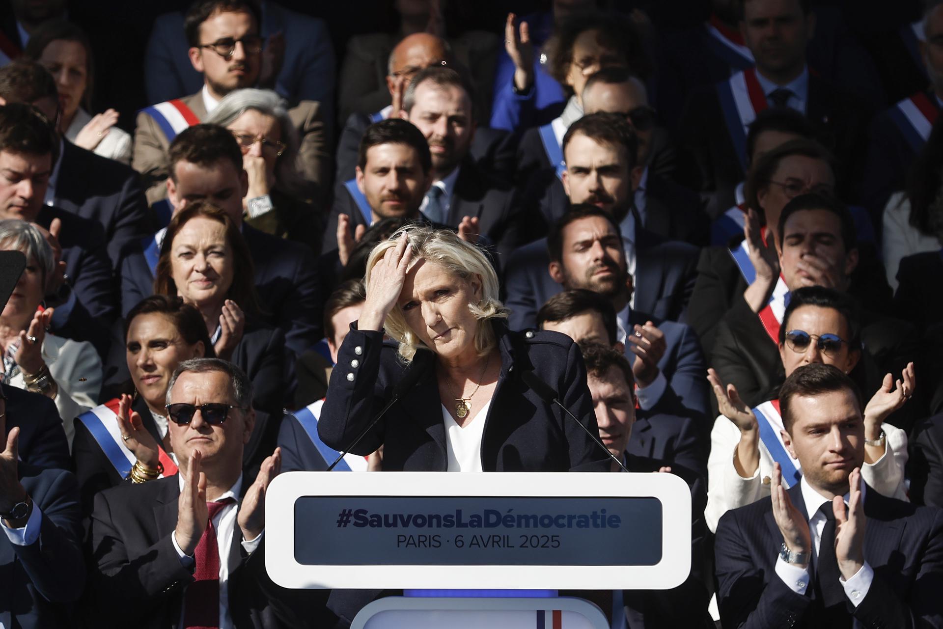 La lider ultraderechista francesa Marine Le Pen, en una concentración de su partido, Agrupación Nacional (RN), en París contra la sentencia que la inhabilita durante cinco años. EFE/EPA/YOAN VALAT