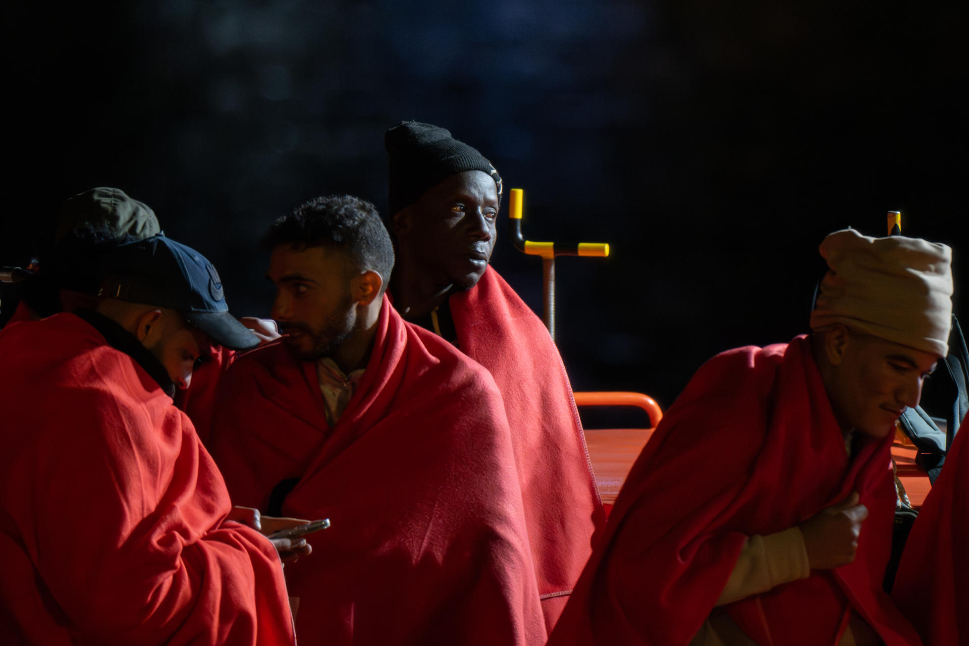 Los 55 migrantes rescatados por la Guardamar Talia llegan al muelle de Puerto del Rosario,en Fuerteventura. 49 de ellos son hombres, cinco son menores y hay una mujer. EFE/ Carlos De Saá