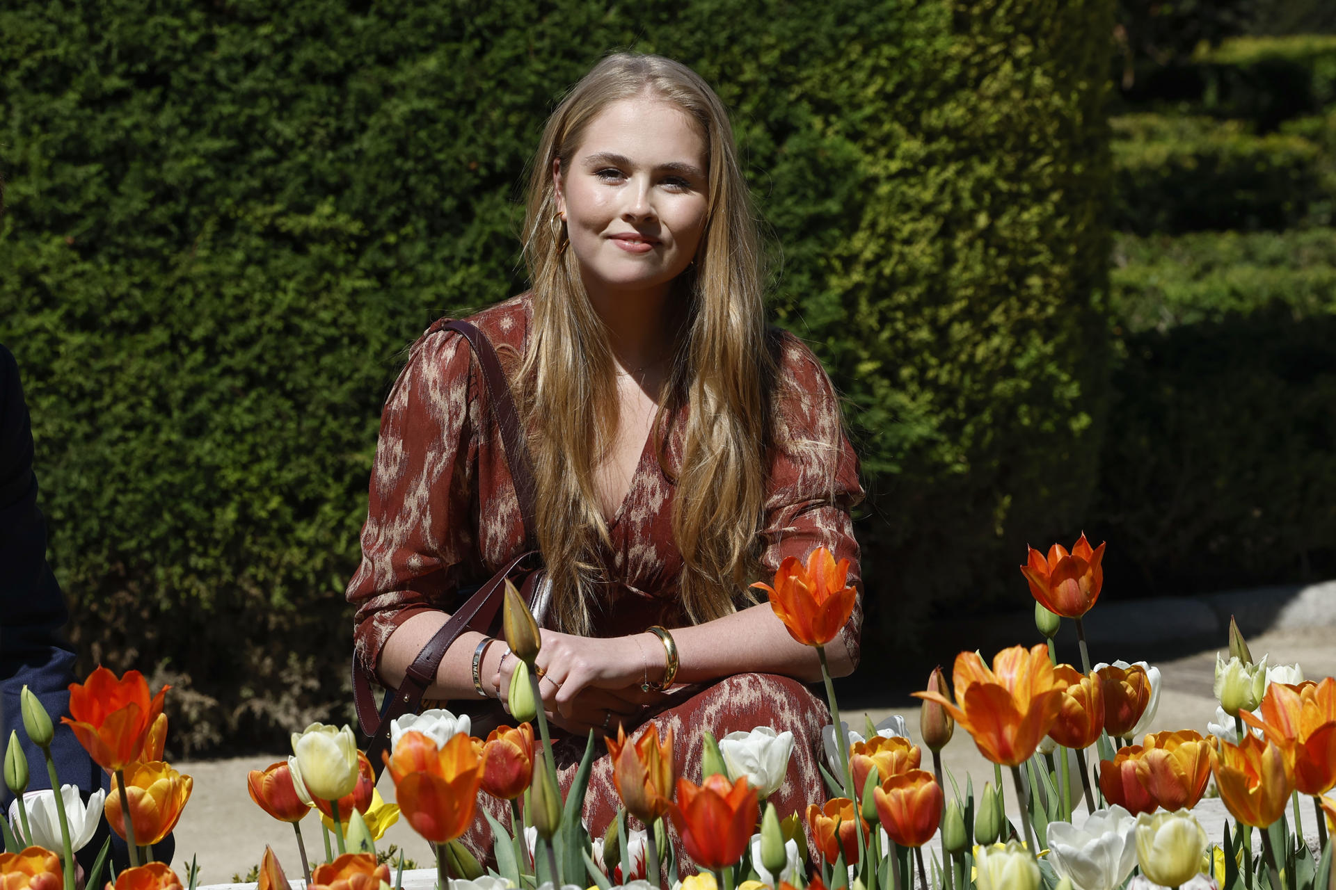 La princesa de Orange, heredera al trono de los Países Bajos, ha inaugurado este lunes el nuevo jardín de tulipanes, situado en la Plaza de Oriente de Madrid, que ha donado a la ciudad como gesto de agradecimiento por la hospitalidad recibida durante su estancia en la capital española en un periodo excepcional. EFE/Chema Moya