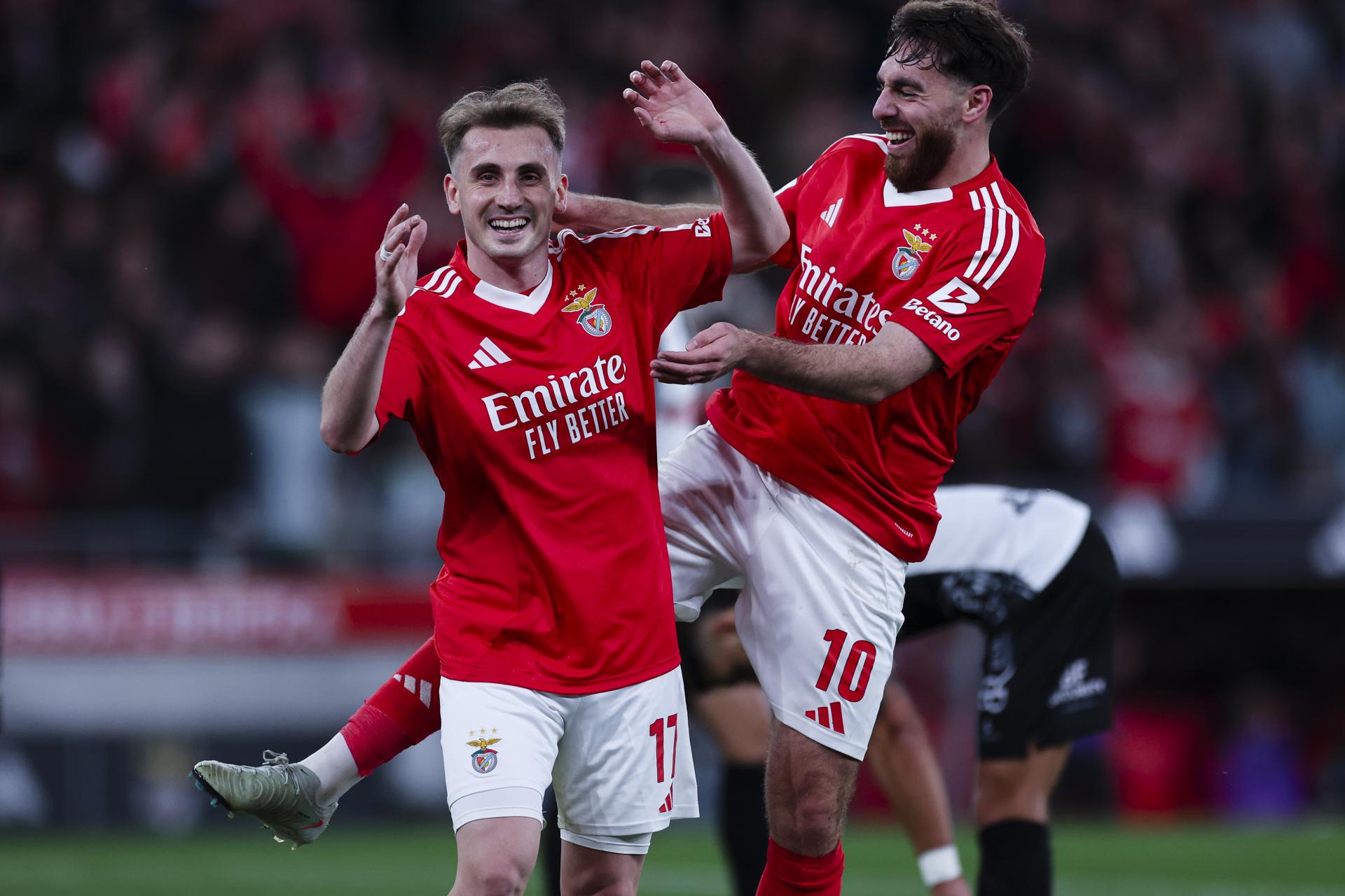 El delantero del Benfica Kerem Akturkoglu celebra un gol con su compañero Orkun Kokcu (d) durante el partido de la Liga Portuguesa que han jugado Benfica y Farense en Lisboa, Portugal EFE/EPA/JOSE SENA GOULAO