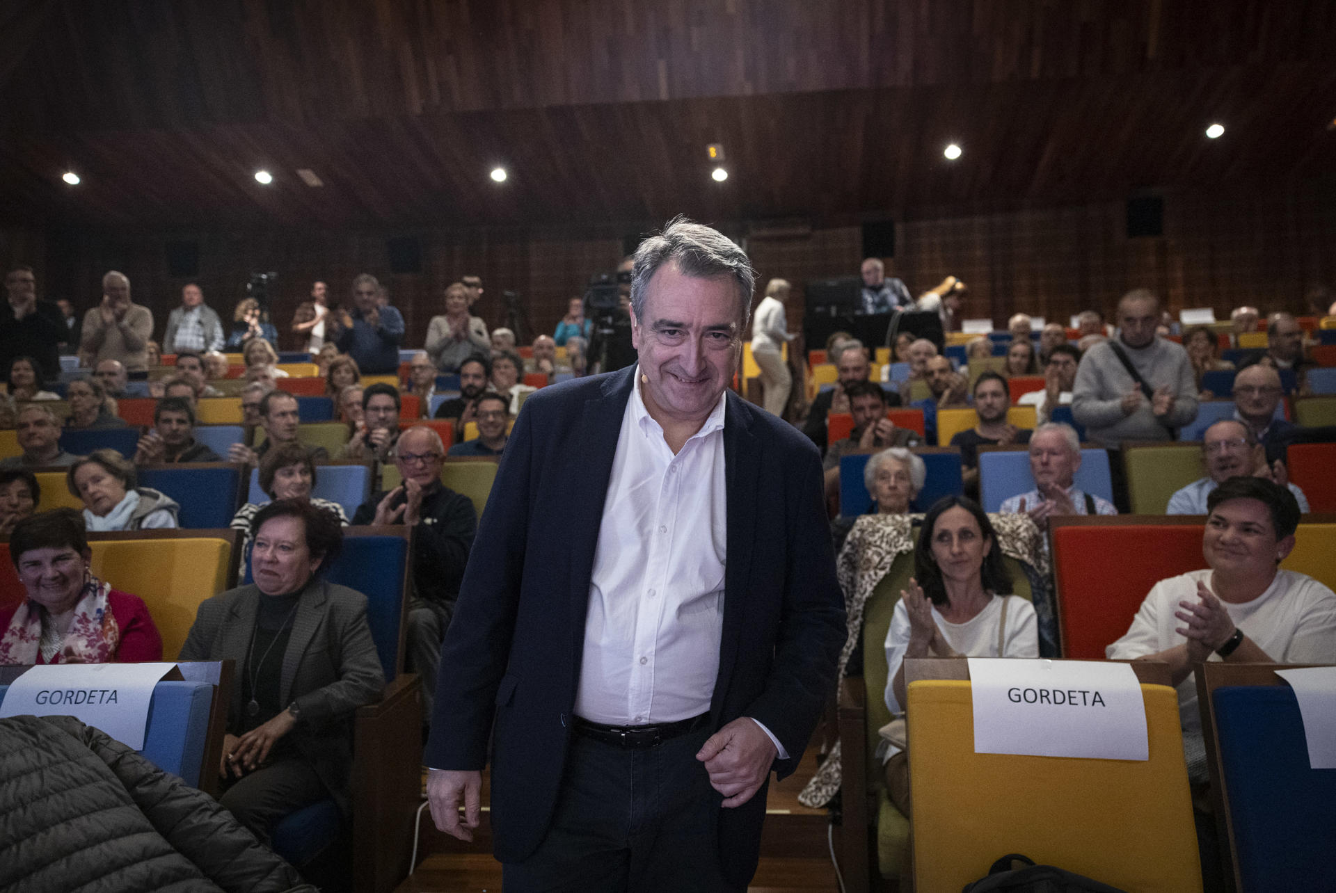 El recién elegido presidente del PNV, Aitor Esteban, ha intervenido este martes en el foro  'Retos y prioridades de nuestro pueblo', organizado por el Foro Uzturre de Tolosa (Gipuzkoa). EFE/Javier Etxezarreta