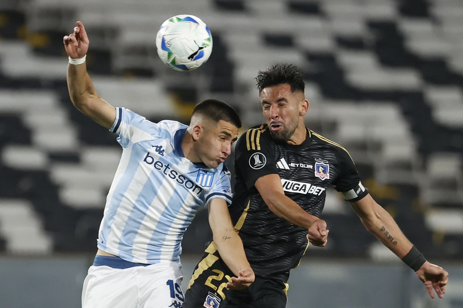 Mauricio Isla (d) de Colo-Colo disputa un balón con Ignacio Rodríguez de Racing en un partido de la fase de grupos de la Copa Libertadores. EFE/ Elvis González