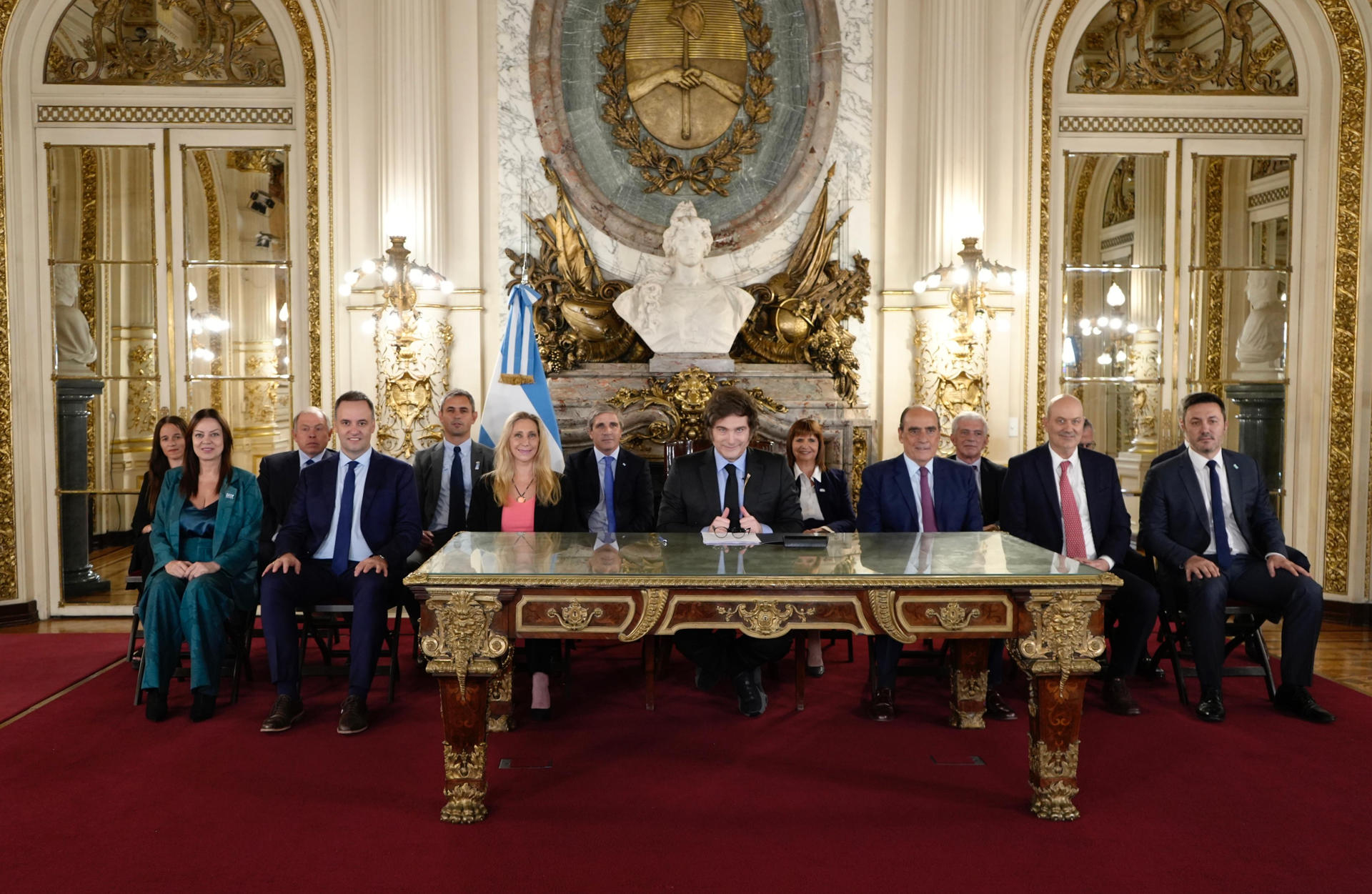 Fotografía cedida por la presidencia de Argentina de su mandatario, Javier Milei (c), posando junto a su gabinete previo a un discurso este viernes, en Buenos Aires. EFE/ Presidencia de Argentina