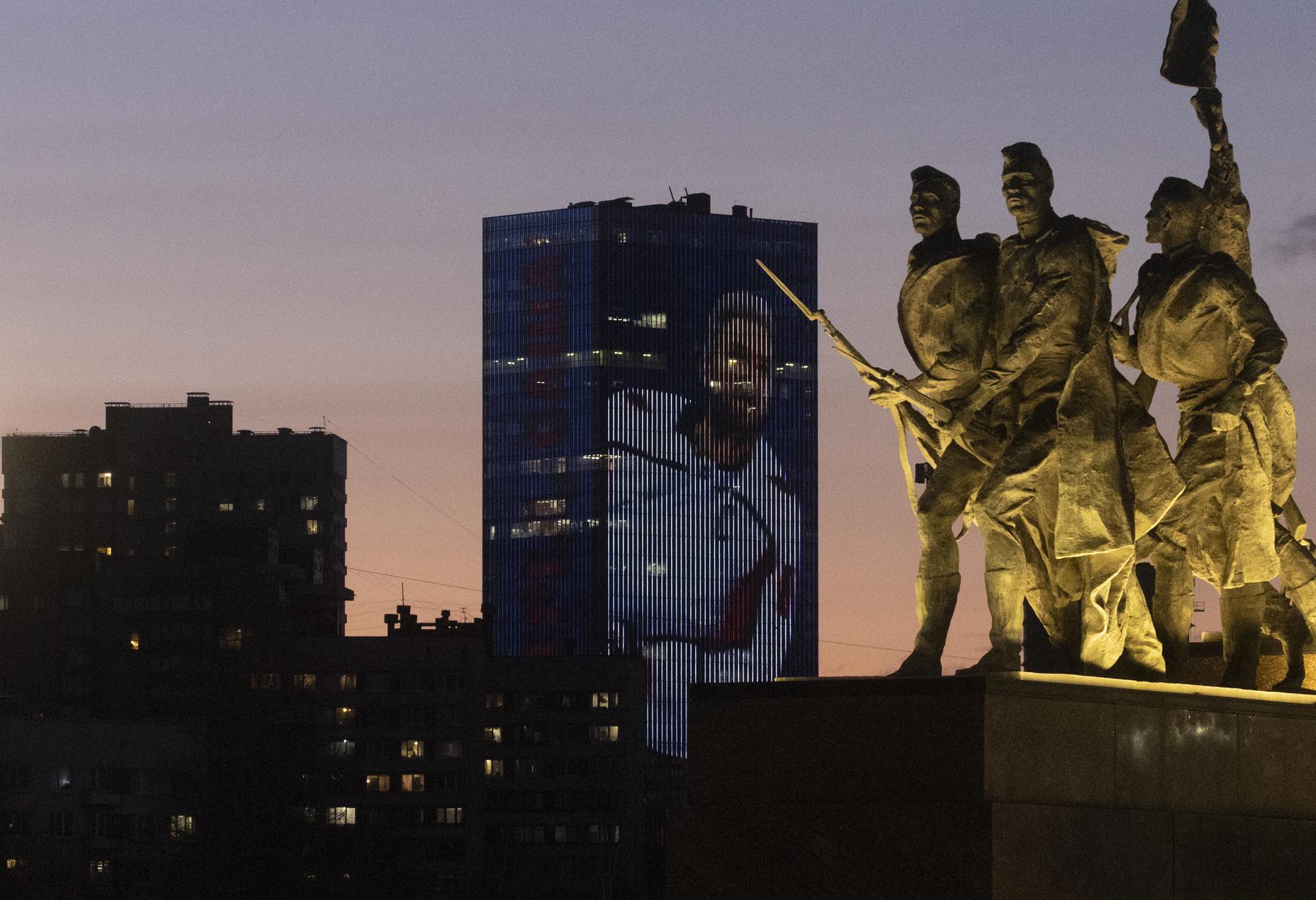 Imagen del jugador ruso del equipo estadounidense de la NHL, los Washington Capitals, Alexander Ovechkin, en San Petersburgo el pasado día 5 de abril. EFE/EPA/ANATOLY MALTSEV