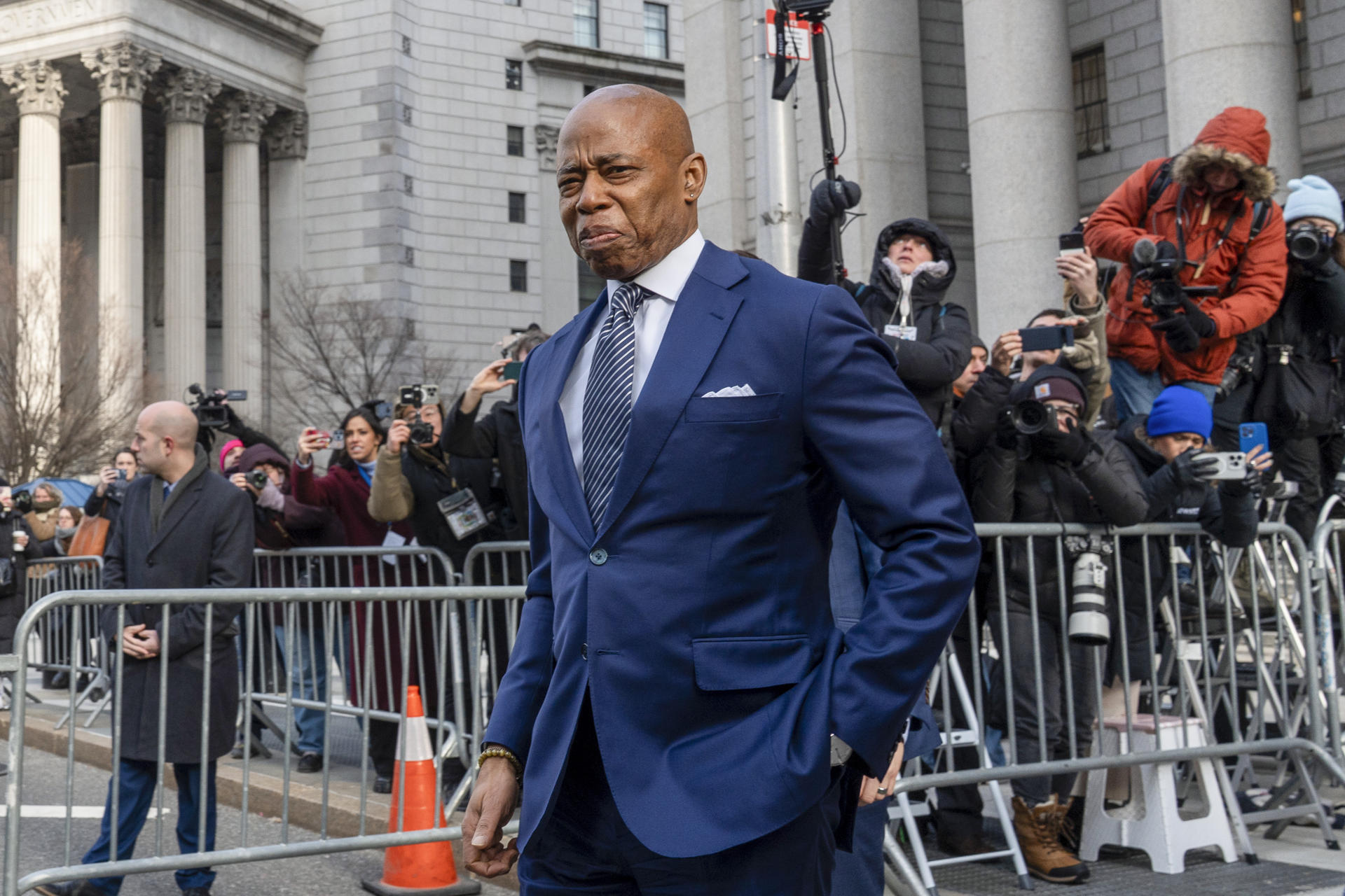 Fotografía de archivo del 19 de febrero de 2025 donde aparece el alcalde de la ciudad de Nueva York, Eric Adams, saliendo de un tribunal federal en Nueva York (EE.UU.). EFE/ Ángel Colmenares