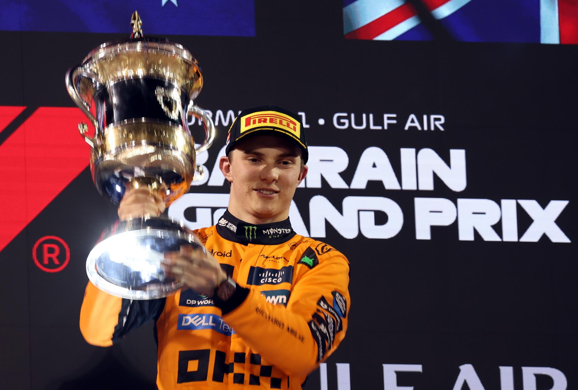 El australiano Oscar Piastri (McLaren) celebra la victoria en el Gran Premio de Baréin, el cuarto del Mundial de Fórmula Uno. EFE/EPA/ALI HAIDER