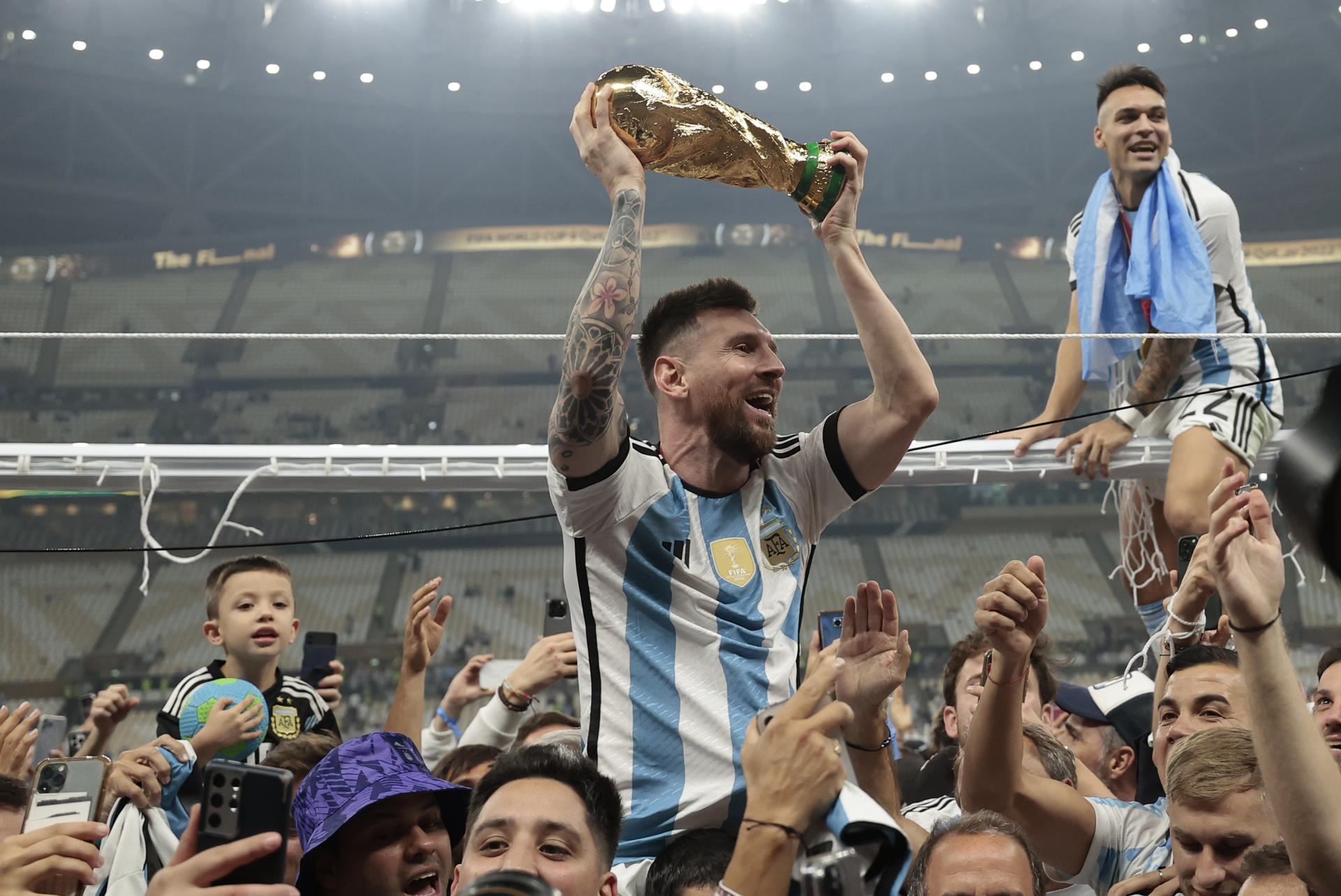 Lionel Messi de Argentina celebra el título Mundial en el estadio de Lusail (Catar) en foto de archivo de Juan Ignacio Roncoroni