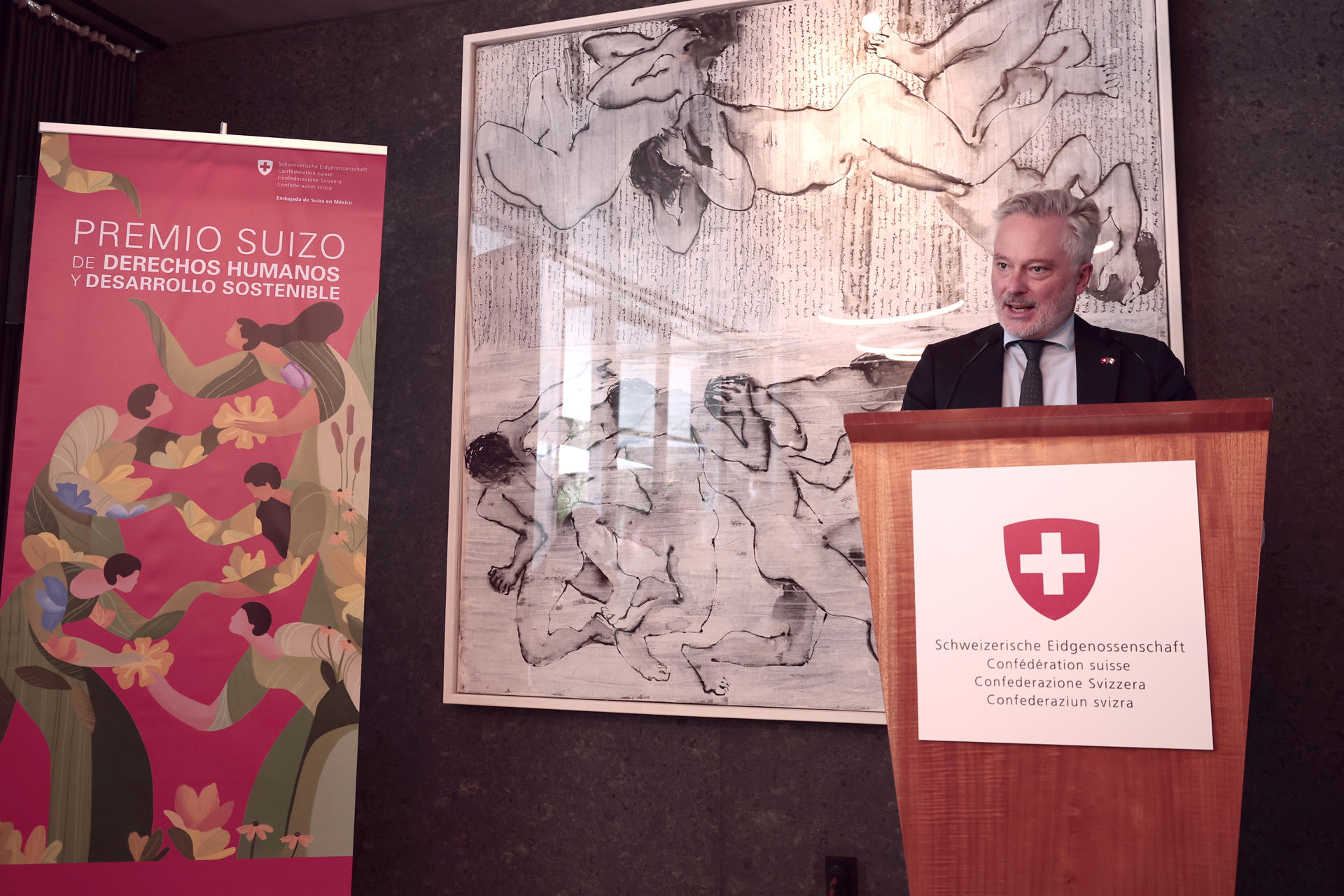 El embajador de Suiza en México, Pietro Piffaretti, participa este miércoles durante la entrega del Premio Suizo de Derechos Humanos y Desarrollo Sostenible celebrando en Ciudad de México (México). EFE/José Méndez