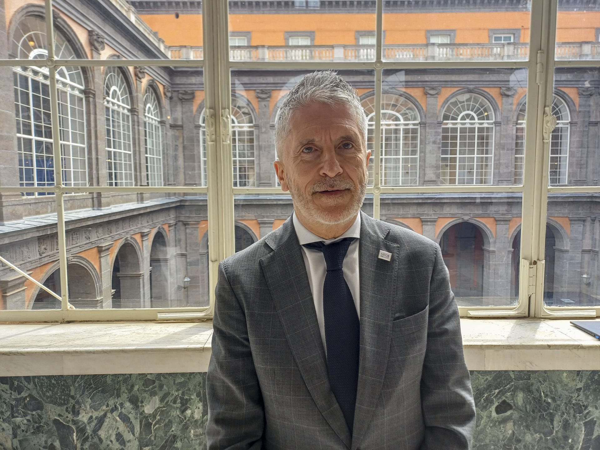 El ministro del Interior español, Fernando Grande-Marlaska, instó este sábado a buscar un modelo de migración "legal, seguro y ordenado", y pidió la dotación de más recursos para ello en la reunión en Nápoles sobre asuntos migratorios del MED5, grupo formado por España, Italia, Grecia, Chipre y Malta. Marlaska pidió "seguir trabajando juntos" y realizar más esfuerzos de prevención ante la migración irregular, e insistió que todo debe hacerse en un marco europeo de "respeto de los derechos humanos", en la rueda de prensa final en el Palacio Real de Nápoles junto al resto de ministros de los Estados del MED5 al término de la reunión. EFE/ Joan Mas