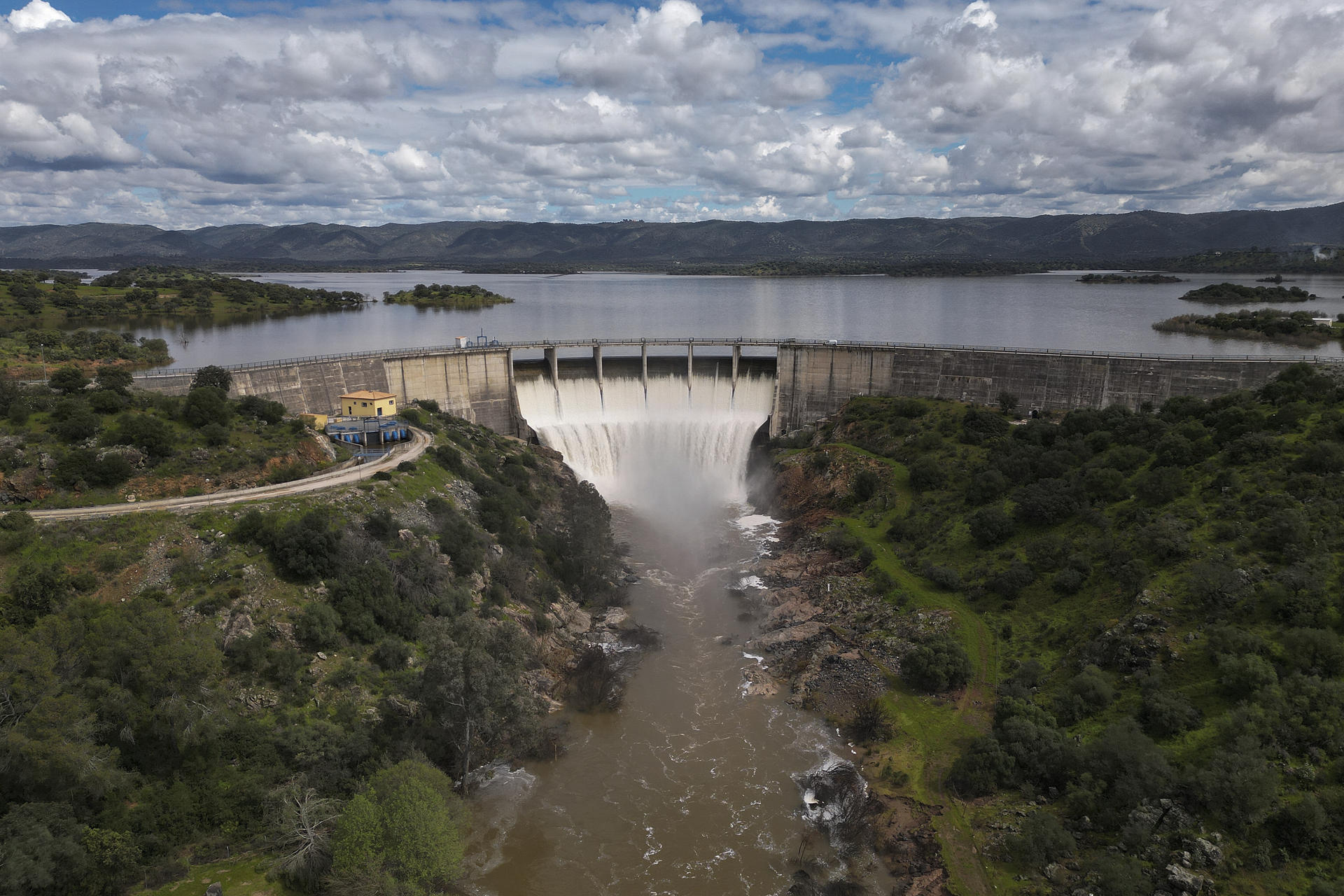 -El embalse de Melonares en la Sierra Norte de Sevilla desembalsa agua tras las intensas lluvias de las ultimas semanas. .EFE /José Manuel Vidal