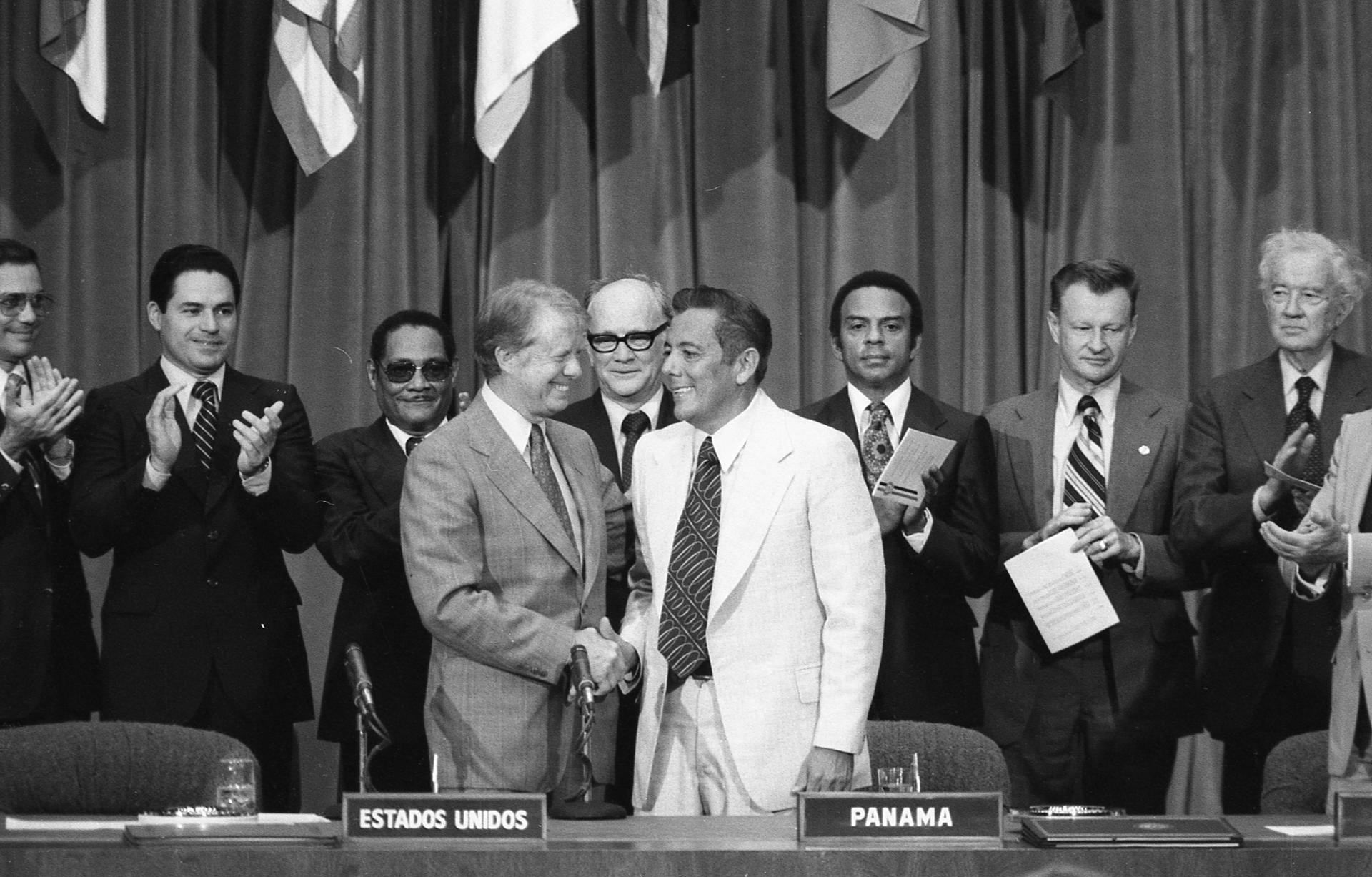 Fotografía cedida por la directora panameña Annie Canavaggio que muestra al expresidente estadounidense Jimmy Carter (1977-1981) (i) y el jefe del Estado panameño Omar Torrijos (1968-1981) durante los Tratados Torrijos-Carter de 1977. EFE/ Annie Canavaggio