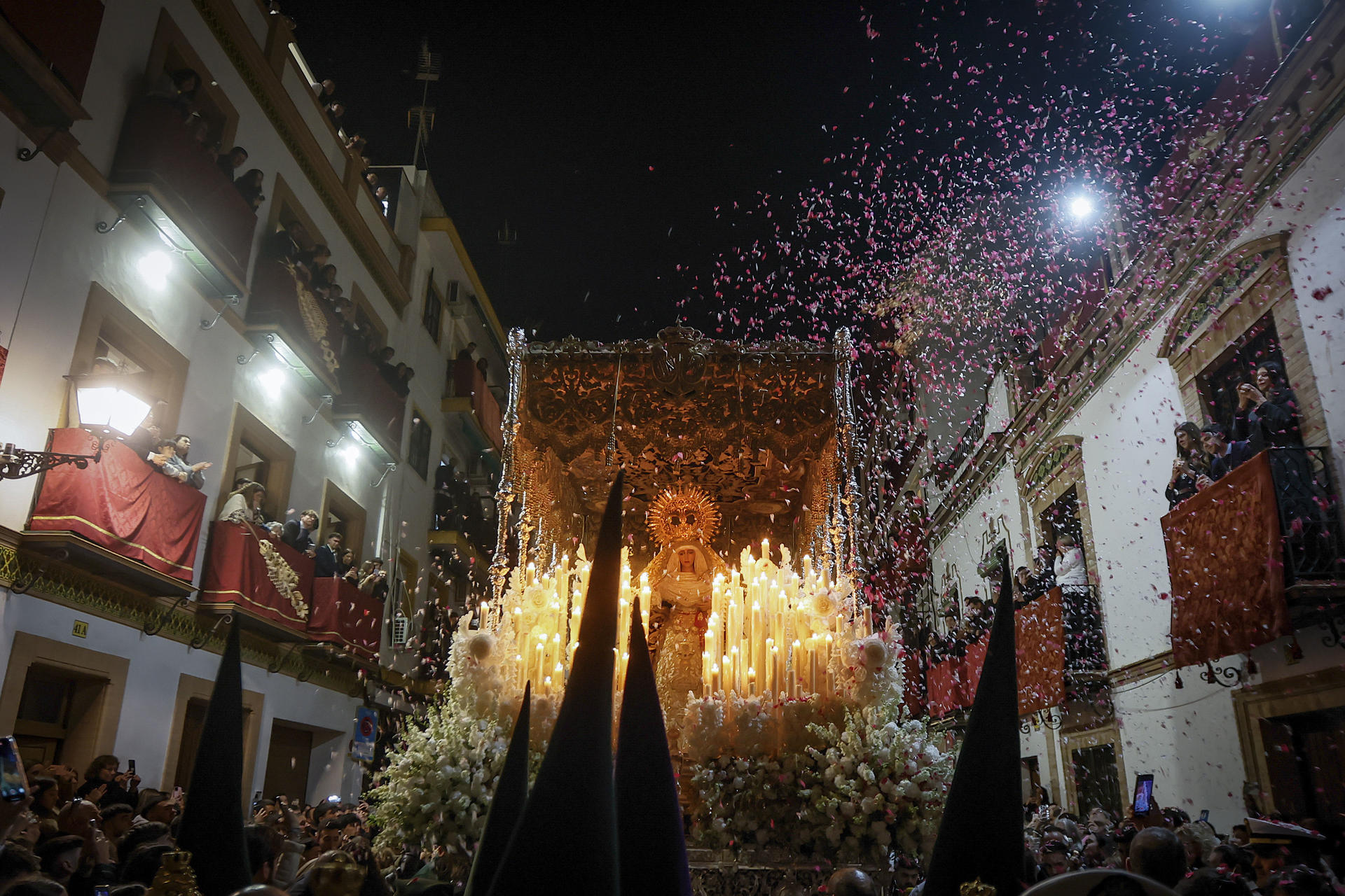 La Virgen Esperanza de Triana de la Hermandad Sacramental del Stmo. Cristo de la Tres Caídas y Nuestra Señora de la Esperanza cruza el Puente de Triana tras su salida de la Capilla de los Marineros para su estación de penitencia en la Madrugá esta noche en Sevilla. EFE/José Manuel Vidal
