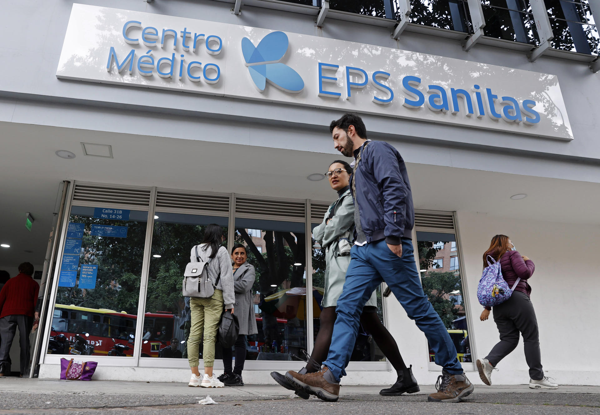 Fotografía de archivo en donde personas caminan frente a un centro médico de la EPS Sanitas en Bogotá (Colombia). EFE/Mauricio Dueñas Castañeda