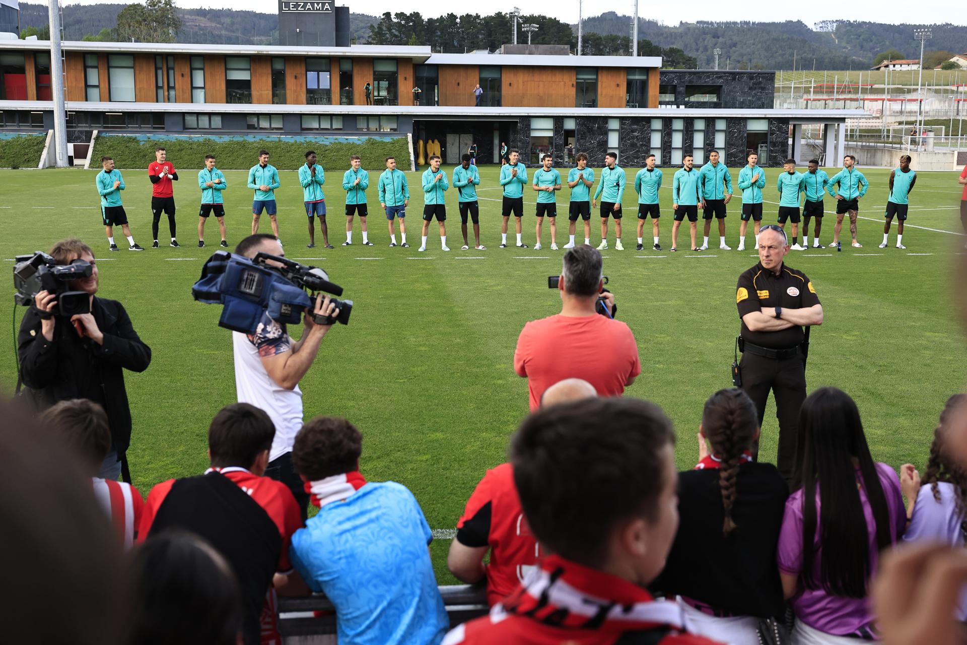 Cientos de aficionados han arropado al Athletic de Bilbao este miércoles tras el último entrenamiento con el que el club rojiblanco ha preparado este miércoles el partido de Liga Europa del jueves ante el Manchester United en San Mamés, choque de ida de semifinales. EFE/ Miguel Toña