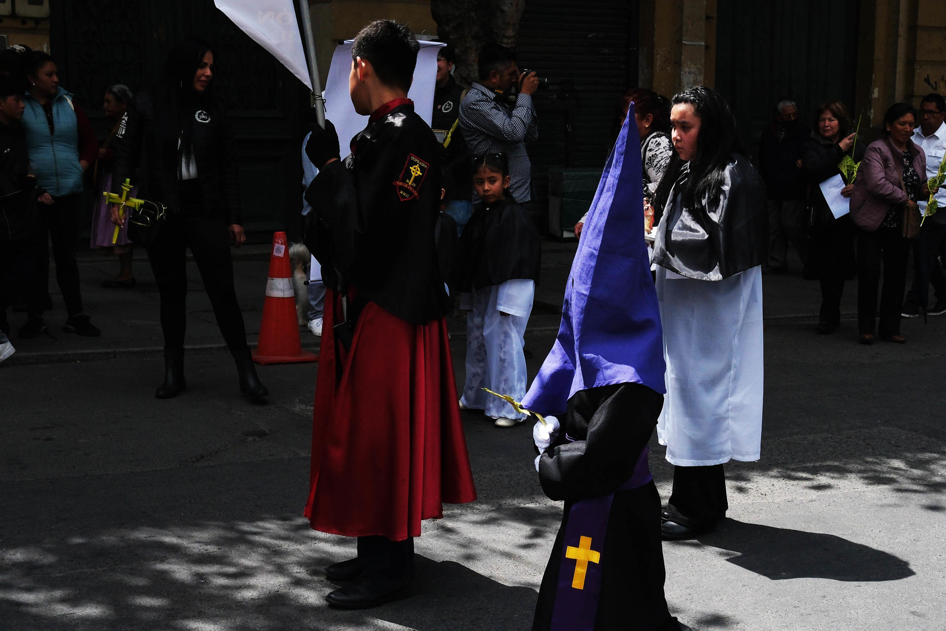 Un niño usa un traje de "penitente" durante una procesión este Domingo de Ramos, en La Paz (Bolivia). EFE/ Luis Gandarillas