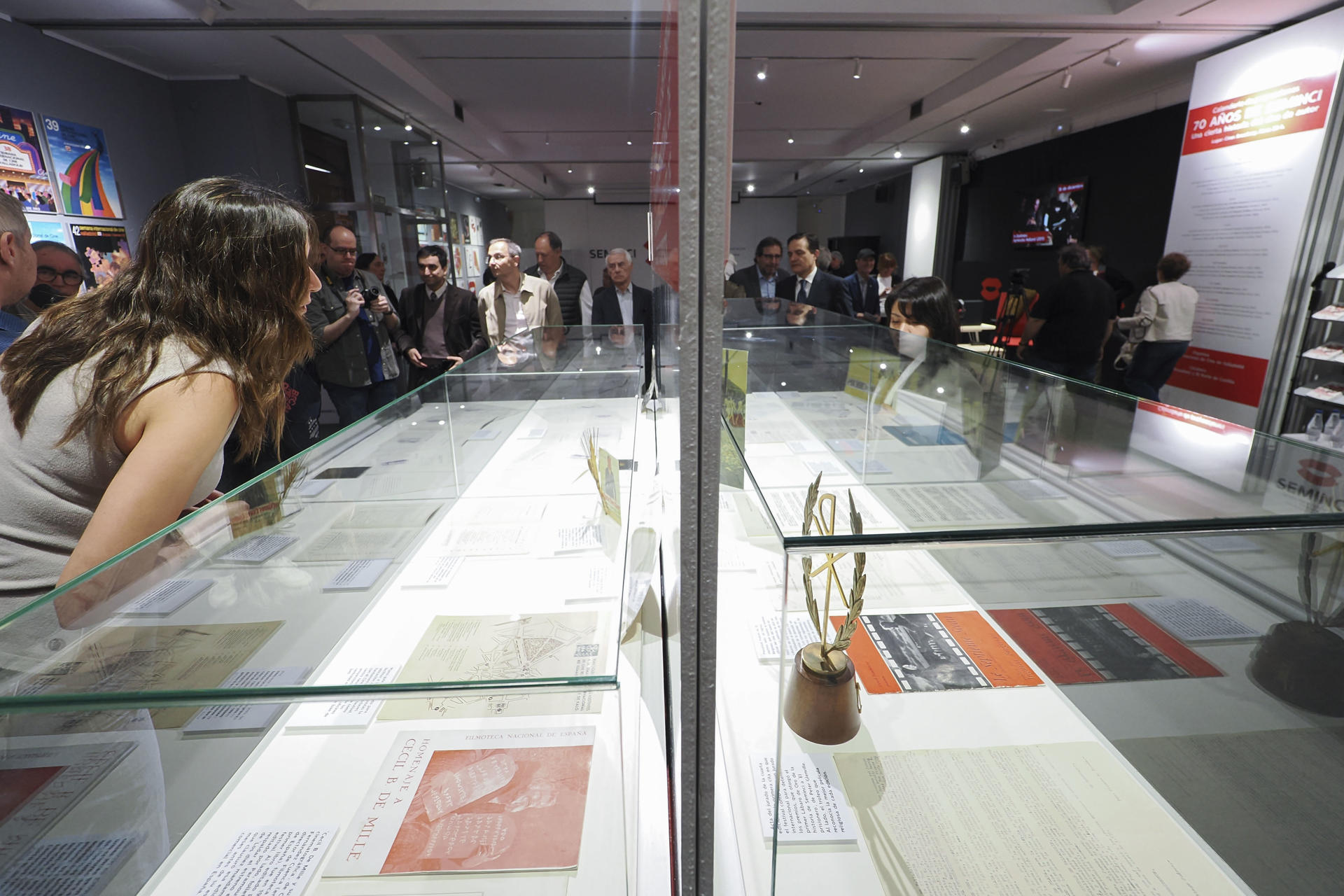 La Seminci inaugura 'La Vitrina del mes', proyecto expositivo que propone un recorrido por las historias de la Semana Internacional de Cine de Valladolid a través de sus objetos y documentos. EFE/R. GARCÍA.