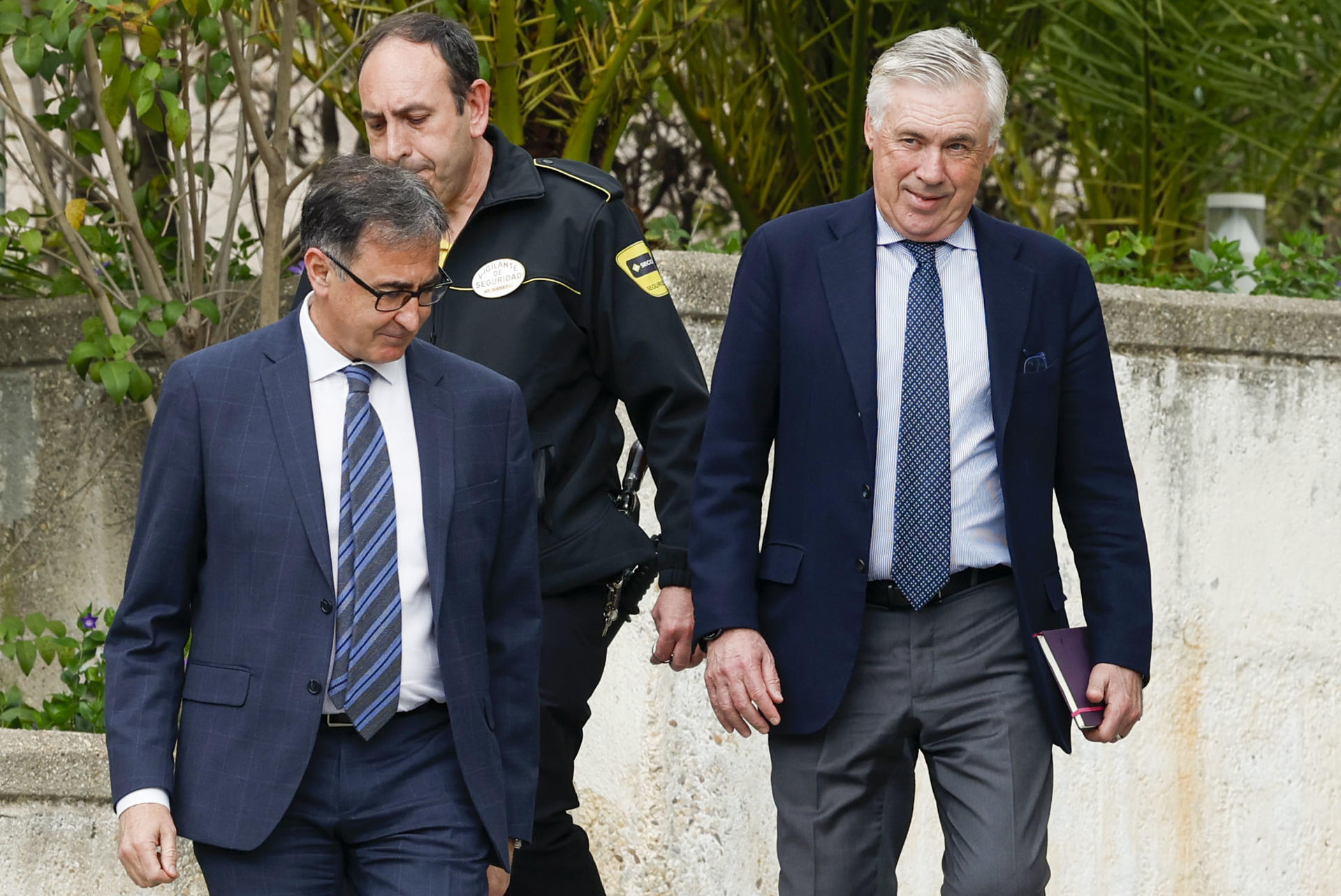 El entrenador del Real Madrid, Carlo Ancelotti (d) a su salida este miércoles a la Audiencia Provincial de Madrid donde se le juzga por defraudar presuntamente algo más de un millón de euros a Hacienda y para quien la Fiscalía pide cuatro años y nueve meses de prisión. EFE/JJ Guillén