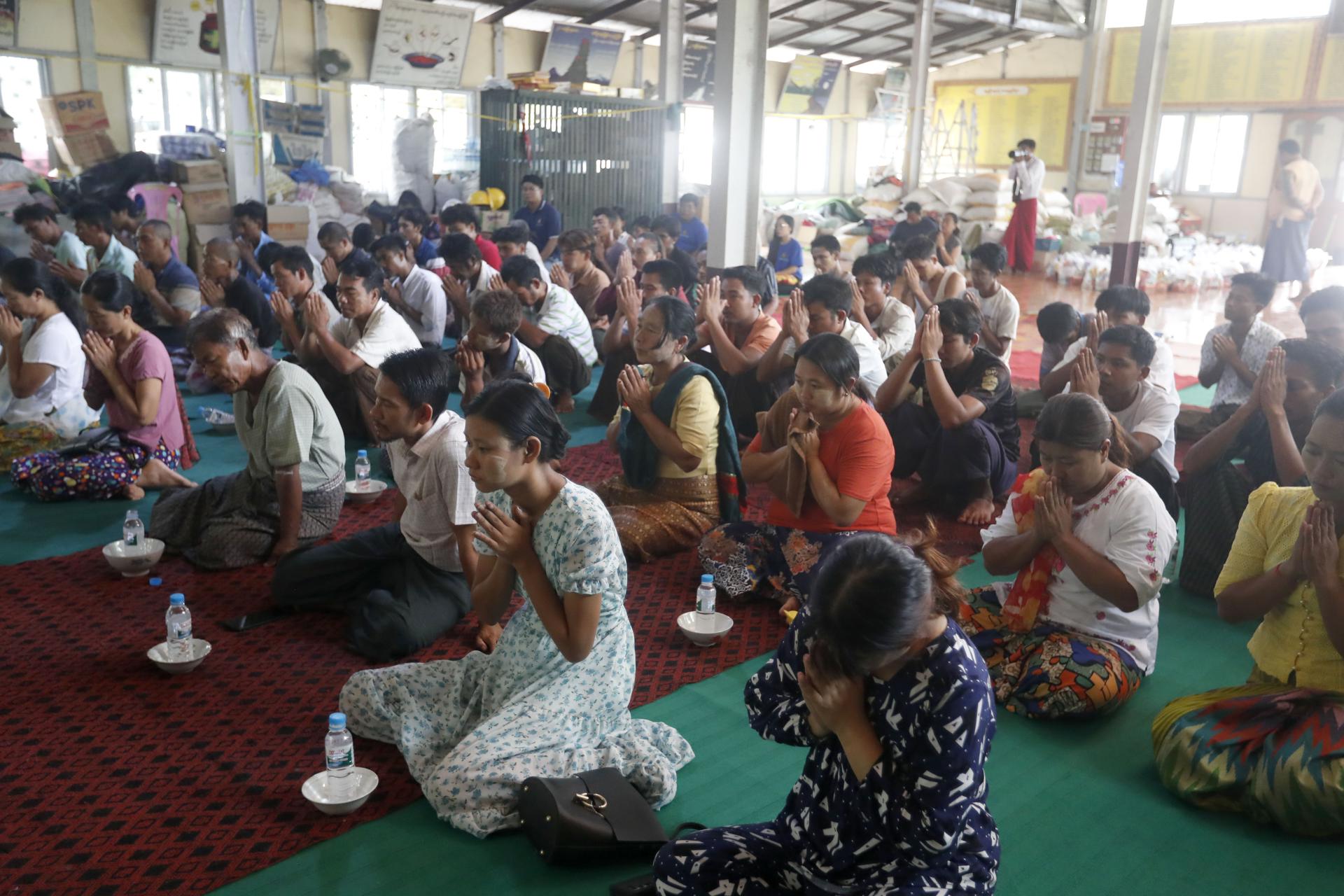 SAGAING (Myanmar), 28/04/2025.- Family members of the earthquake victims pray during a memorial ceremony marking one month since a deadly earthquake struck Myanmar, in Sagaing, Myanmar, 28 April 2025. A 7.7-magnitude earthquake struck the country on 28 March, severely impacting six regions and states, resulting in over 3,600 deaths, thousands injured, and 145 still missing, according to the Myanmar government. (Terremoto/sismo, Birmania) EFE/EPA/NYEIN CHAN NAING