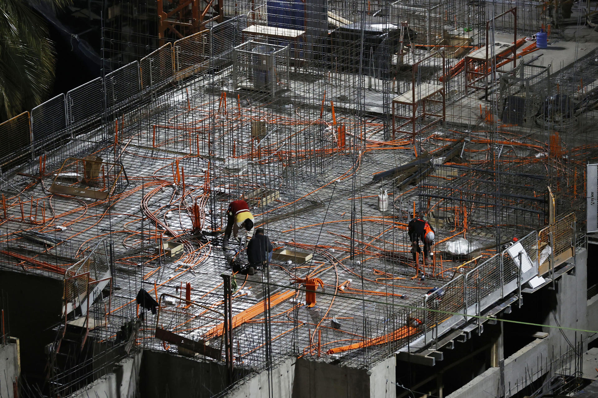 Fotografía de archivo de hombres trabajando en la construcción de un edificio, en Santiago de Chile (Chile). EFE/ Elvis González
