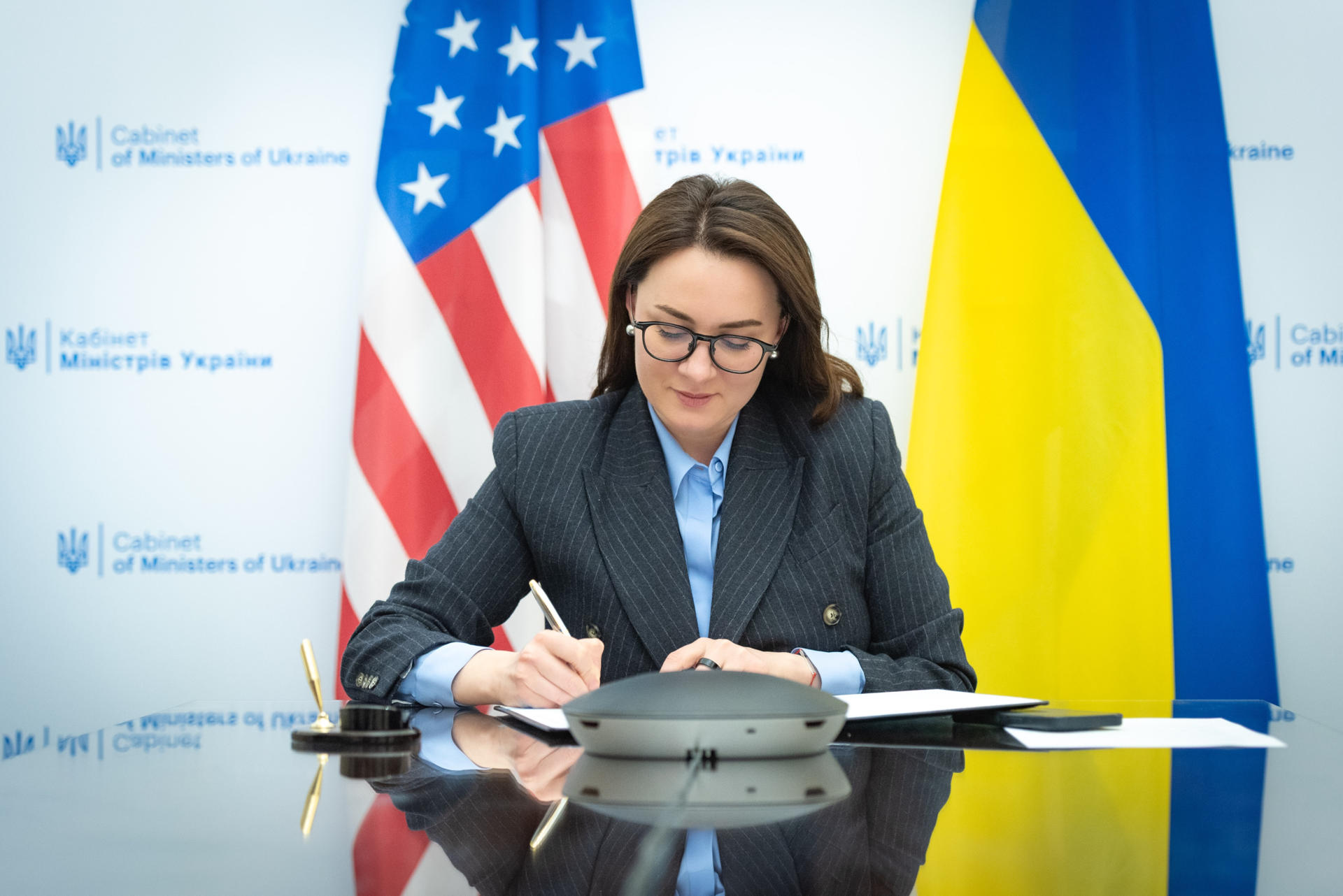 Fotografía tomada de la cuenta oficial en la red social X (X @Svyrydenko_Y) de la viceprimera ministra ucraniana y titular de la cartera de Economía, Yulia Svyrydenko, del momento de la firma de un Memorando de Intención con Estados Unidos este jueves, en Kiev (Ucrania). EFE/ @Svyrydenko_Y /