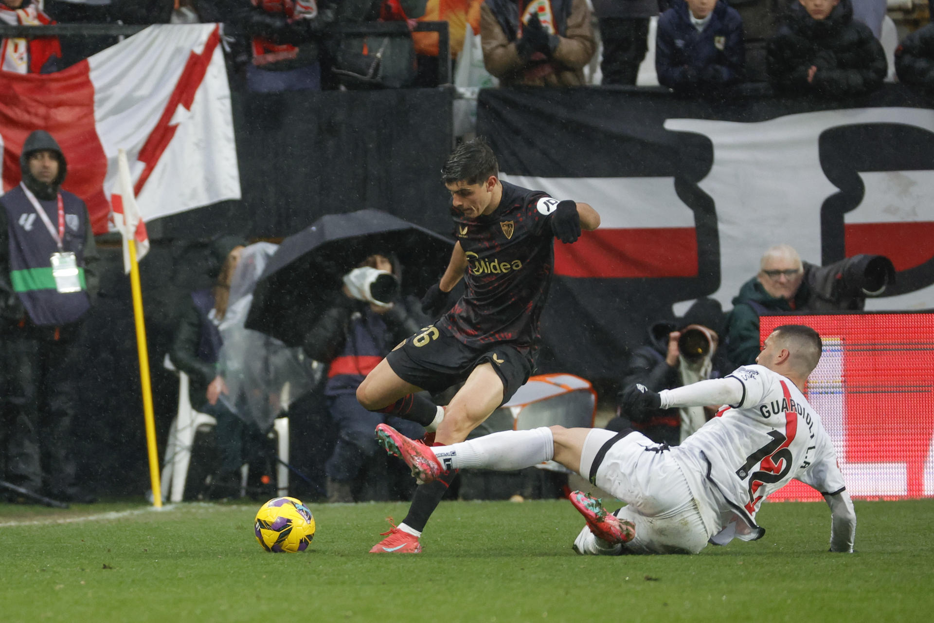 El defensa del Sevilla Juanlu Sánchez (I) en una imagen de archivo de esta temporada. EFE/ Zipi Aragón
