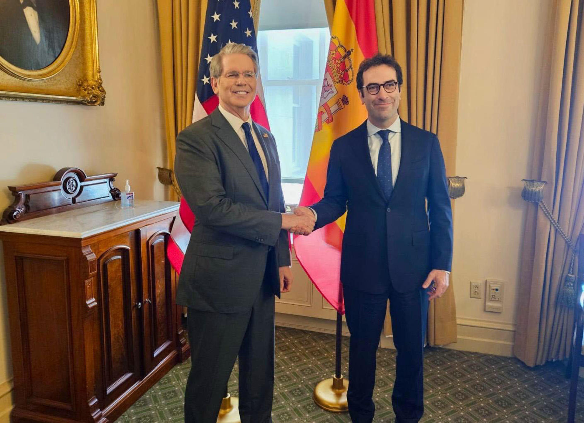 Fotografía del ministro español de Economía, Comercio y Empresa, Carlos Cuerpo (d), se ha reunido con el secretario del Tesoro estadounidense, Scott Bessent (i), este 15 de abril de 2025 en la capital estadounidense. EFE/Cuenta de X de Carlos Cuerpo