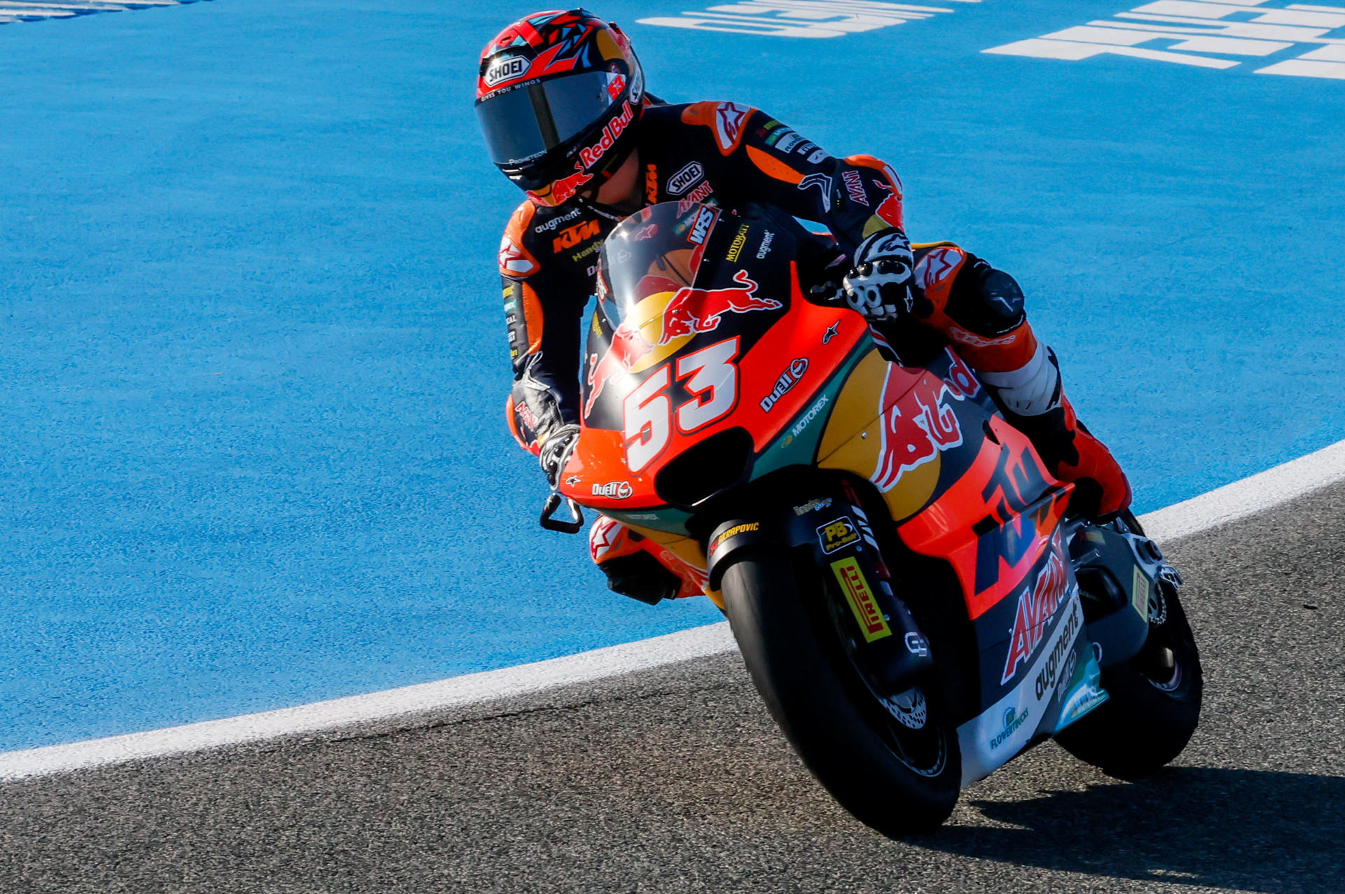 El piloto turco Deniz Oncu, del equipo Red Bull KTM Ajo, durante el segundo entrenamiento libre para el Gran Premio de España de Motociclismo en el Circuito de Jerez-Ángel Nieto de Jerez. EFE/José Manuel Vidal