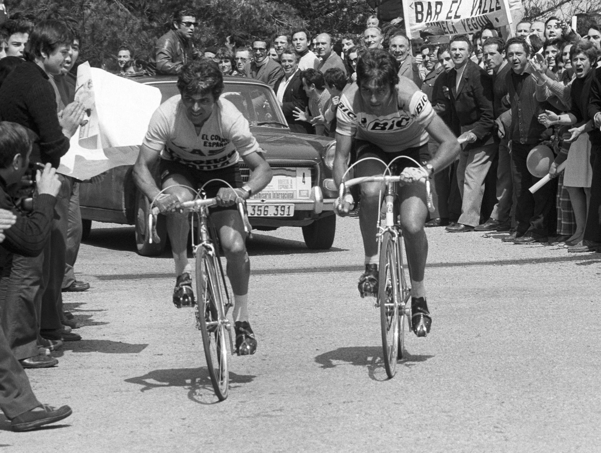 Foto de archivo del 7 de mayo de 1974 con los españoles José Manuel Fuente (Kas) y Luis Ocaña (Bic) coronando el alto del Fito, durante la decimocuarta etapa de la Vuelta Ciclista a España. EFE/rsa
SPAIN VUELTA A ESPAÑA XXIX: ARRIONDAS (ASTURIAS), 07/05/1974.- The Spanish riders José Manuel Fuente (Kas) and Luis Ocaña (Bic) reach the top of the Fito during the fourteenth stage of Vuelta a España disputed between Oviedo and Cangas de Onís with a 134 kilometers route. The Portuguese Joaquim Agostinho has won the stage and José Manuel Fuente continues as leader in the general ranking. EFE/ml