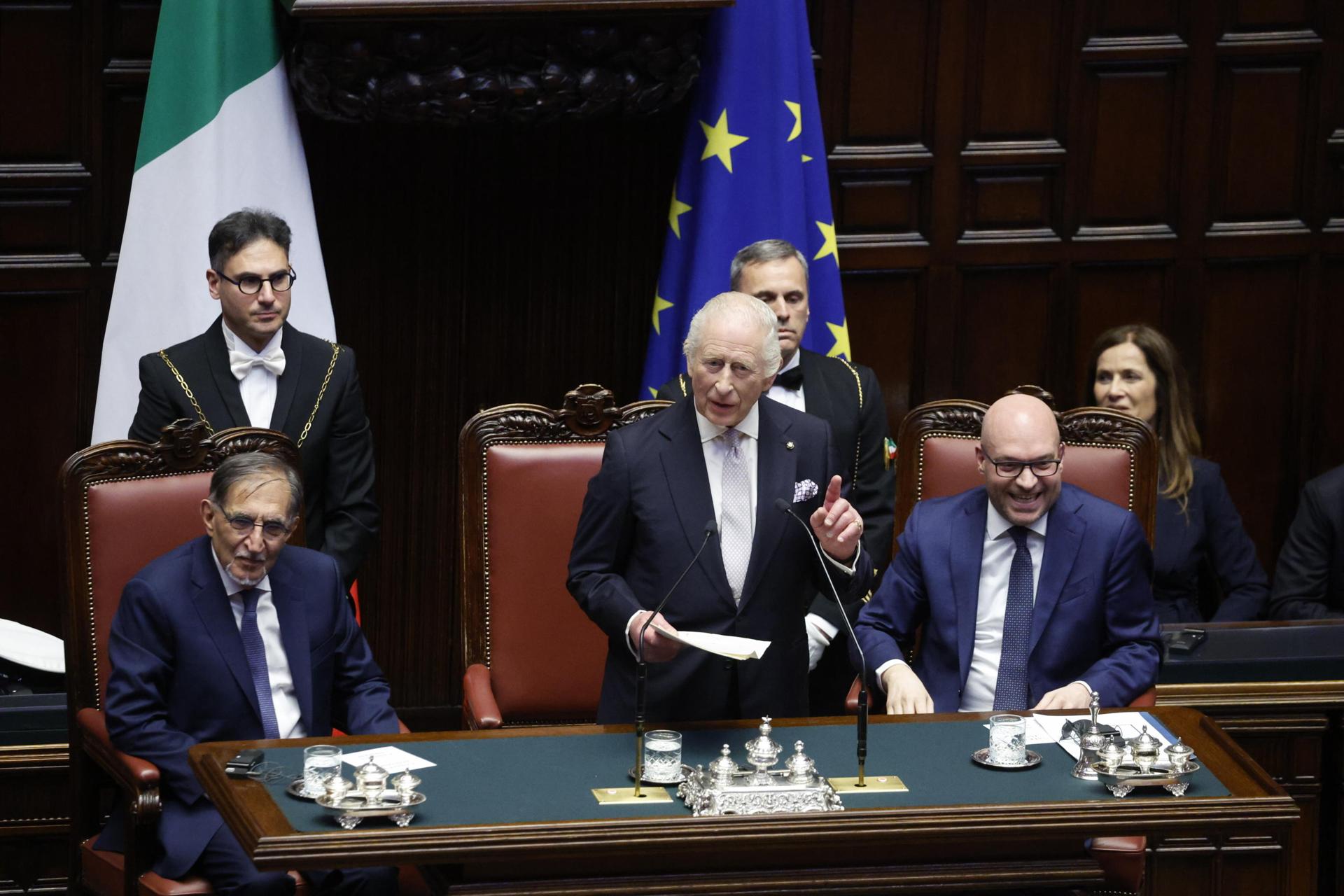 El Rey Carlos III de Gran Bretaña (C), flanqueado por el Presidente del Senado Ignazio La Russa (I) y el Presidente de la Cámara Baja Lorenzo Fontana (D), se dirige a una sesión conjunta del Parlamento Italiano en la Cámara Baja durante una ceremonia especial frente a ambas Cámaras del Parlamento Italiano, en Roma, Italia, 09 de abril de 2025. El Rey Carlos III dijo en el primer discurso de un monarca británico ante una sesión conjunta del parlamento italiano que trabajaría para fortalecer la amistad entre Gran Bretaña e Italia. (Italy, United Kingdom, Rome) EFE/EPA/FABIO FRUSTACI
