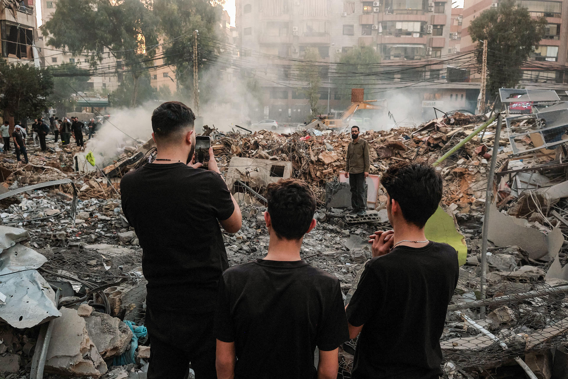 Foto archivo. Vecinos beirutíes de Hadath, en Dahye, acuden para ver los restos del edificio que ha sido destruido este mediodía en un ataque aéreo por parte de Israel. EFE/Edgar Gutiérrez