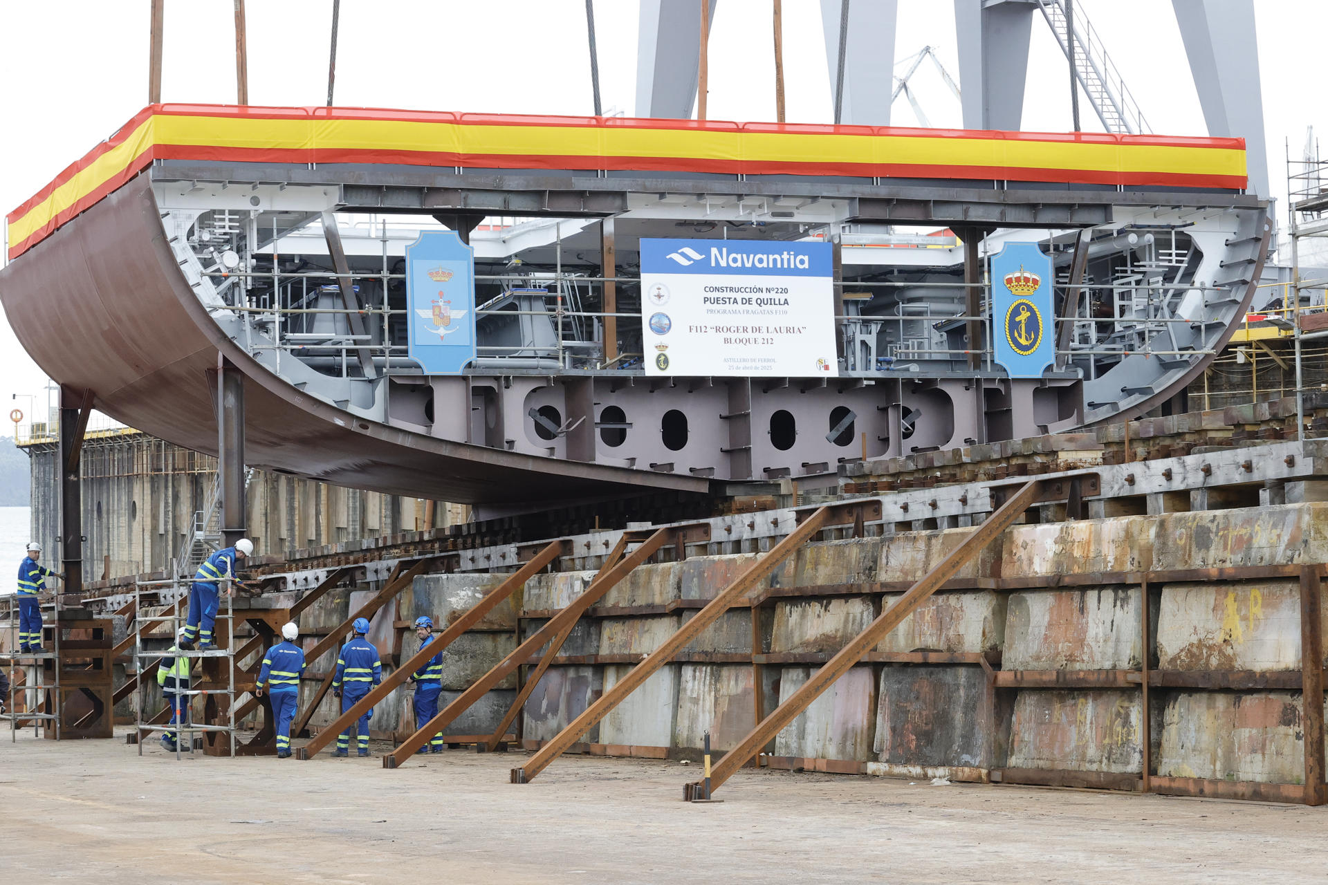 Puesta de quilla de la F-112 'Roger de Lauria' en la empresa de construcción naval Navantia de Ferrol, durante la visita a las instalaciones de la ministra de Defensa, Margarita Robles, quien también ha asistido al acto de corte de chapa de la fragata F113 para la Armada . EFE/ Kiko Delgado