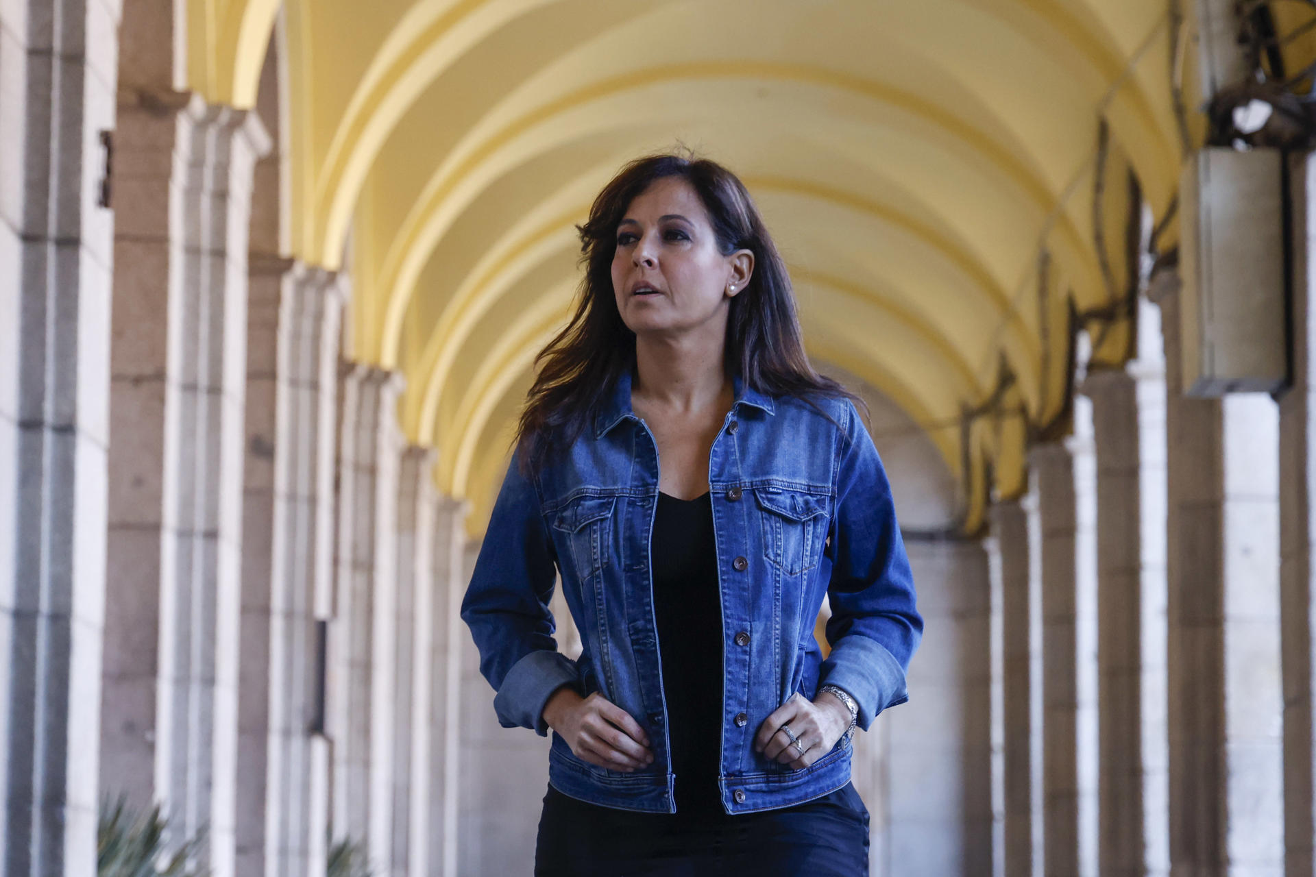 La hermana de Mara Torres se suicidó con 33 años en 2013 y abrió un abismo que la periodista y escritora solo pudo empezar a desentrañar cuando encontró en el diario personal de Alicia "las pistas que no vimos", plasmadas ahora en la novela real 'Recordadme bailando', de la que habla con EFE. EFE/ Blanca Millez