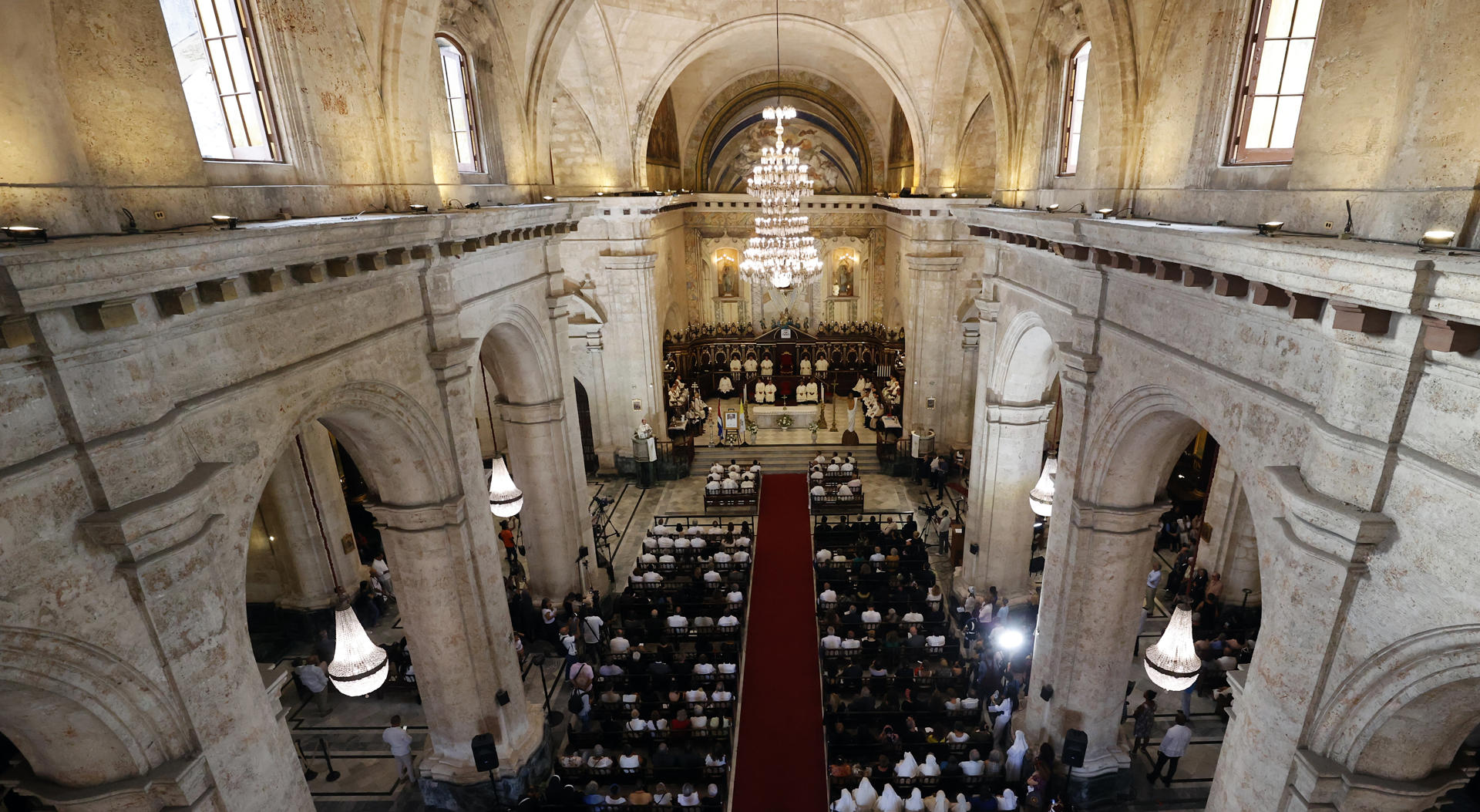 Vista general de una eucaristía en honor al papa Francisco este jueves, 24 de abril, en La Catedral de La Habana (Cuba). EFE/Ernesto Mastrascusa