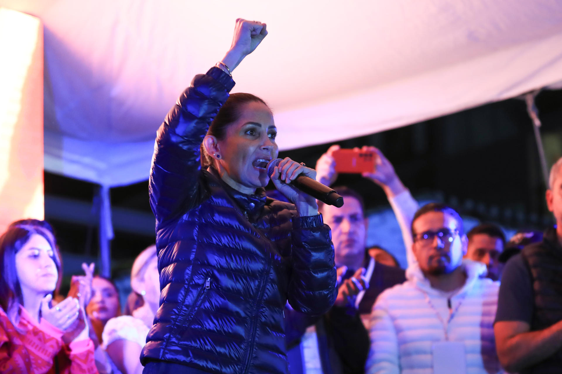 La candidata del correísmo a la Presidencia de Ecuador, Luisa González, habla este domingo en Quito (Ecuador), en donde no reconoció su derrota frente a Daniel Noboa. EFE/ José Jacome