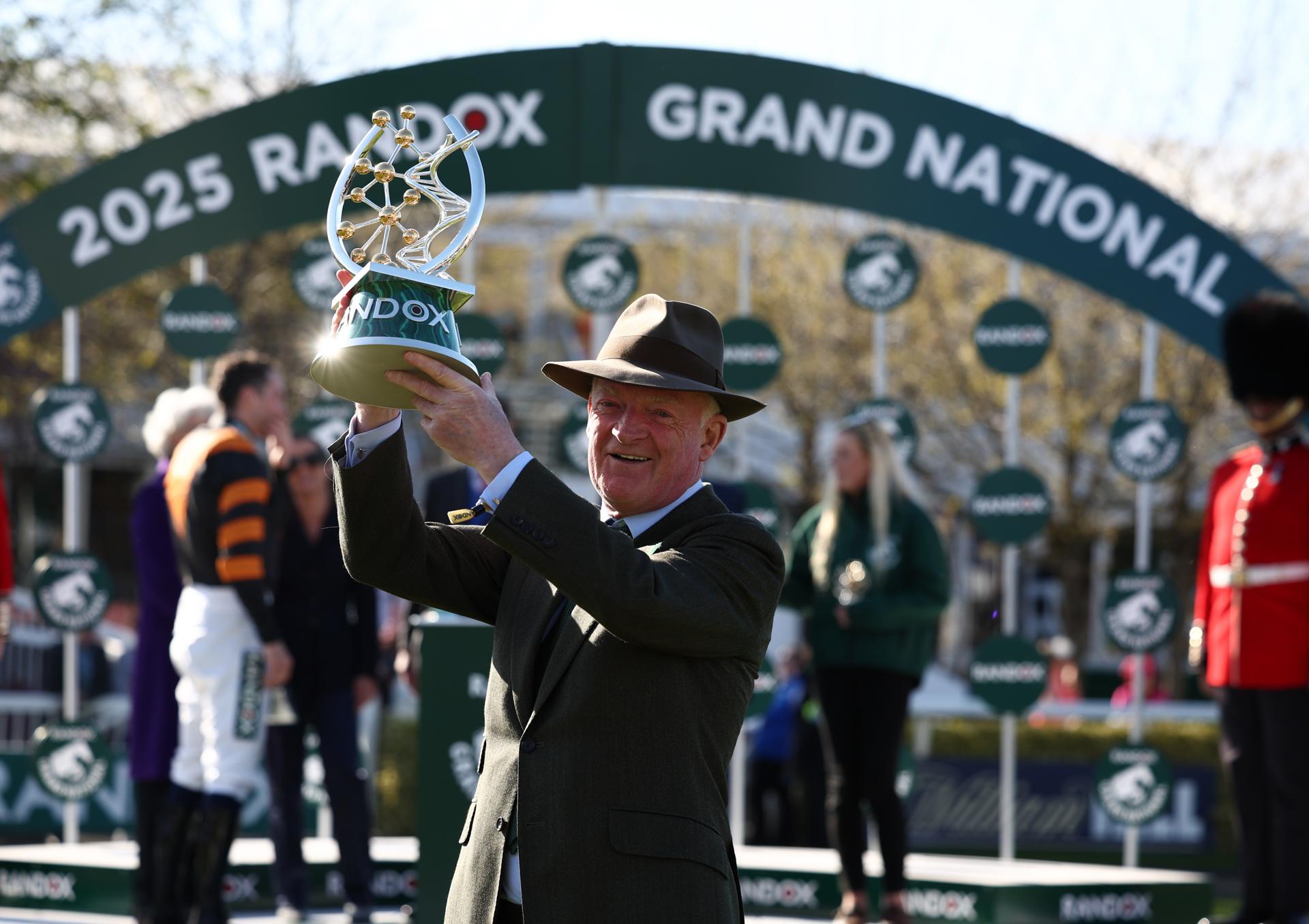 El jinete irlandés Patrick Mullins en el Grand National Festiva en Liverpool, Reino Unido. EFE/EPA/ADAM VAUGHAN