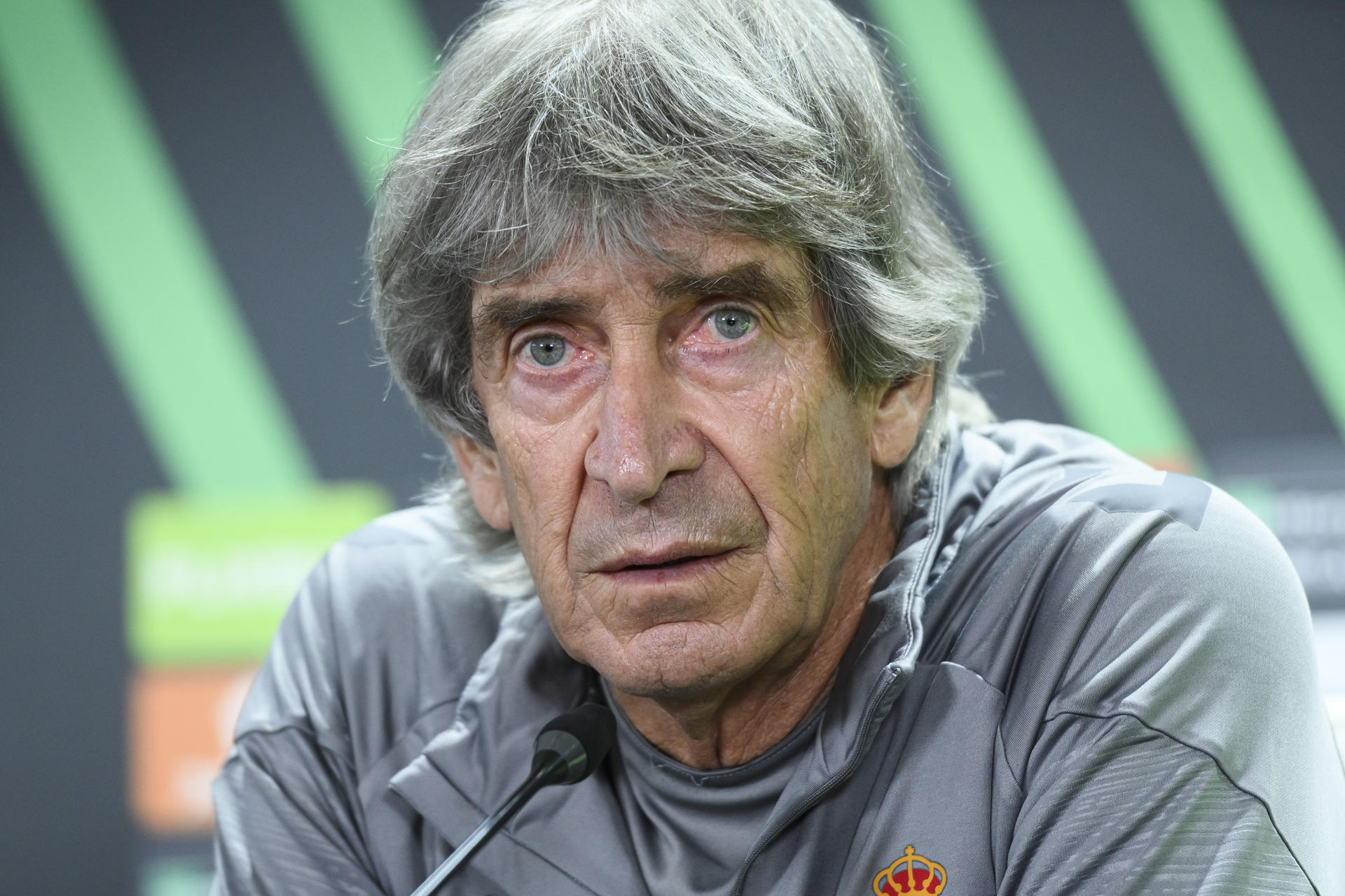 El entrenador del Real Betis, el chileno Manuel Pellegrini, ha reiterado en rueda de prensa que "sería muy bonito encontrarse con el Chelsea en la final" de la Liga Conferencia, cuyos cuartos debe superar en el campo del Jagiellonia polaco, al que venció por 2-0 en la ida.EFE/ Raúl Caro.