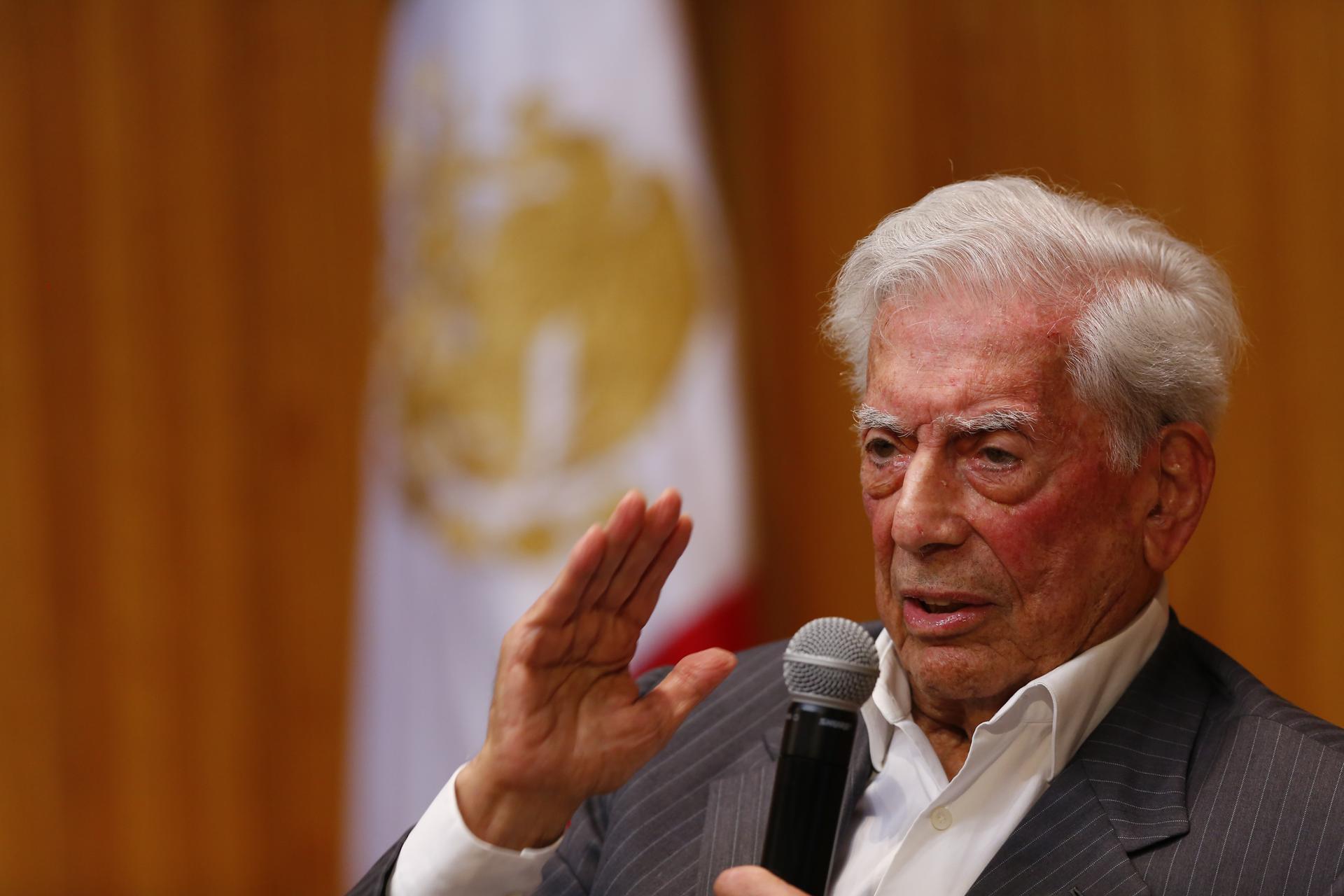 El escritor peruano, Mario Vargas Llosa, habla el 28 de mayo de 2023 durante una conferencia de prensa en la V Bienal Mario Vargas Llosa, en la Universidad de Guadalajara (México).  EFE/ Francisco Guasco