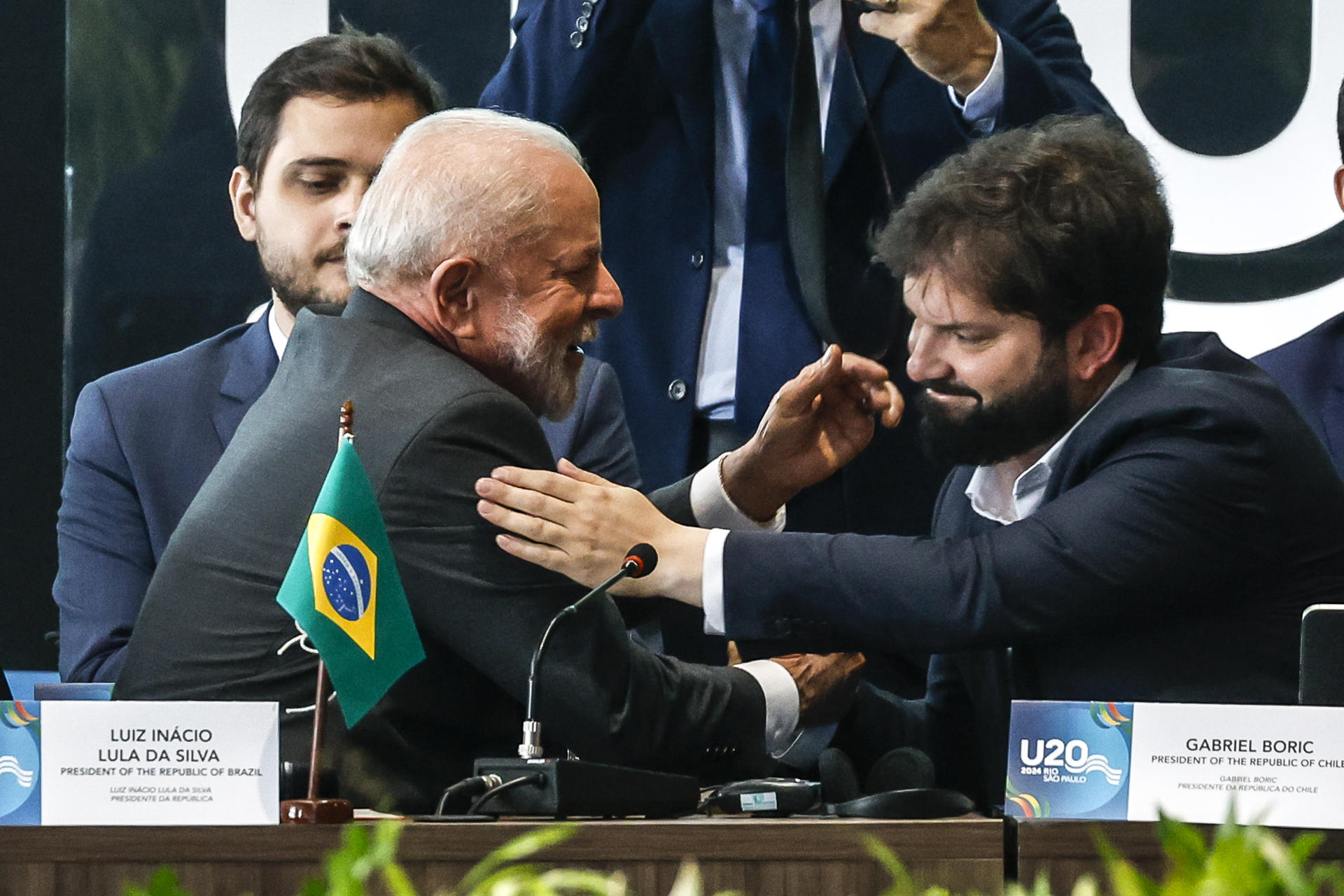 Fotografía de archivo del presidente de Brasil, Luiz Inácio Lula da Silva (i) y el presidente de Chile, Gabriel Boric. EFE/ Antonio Lacerda