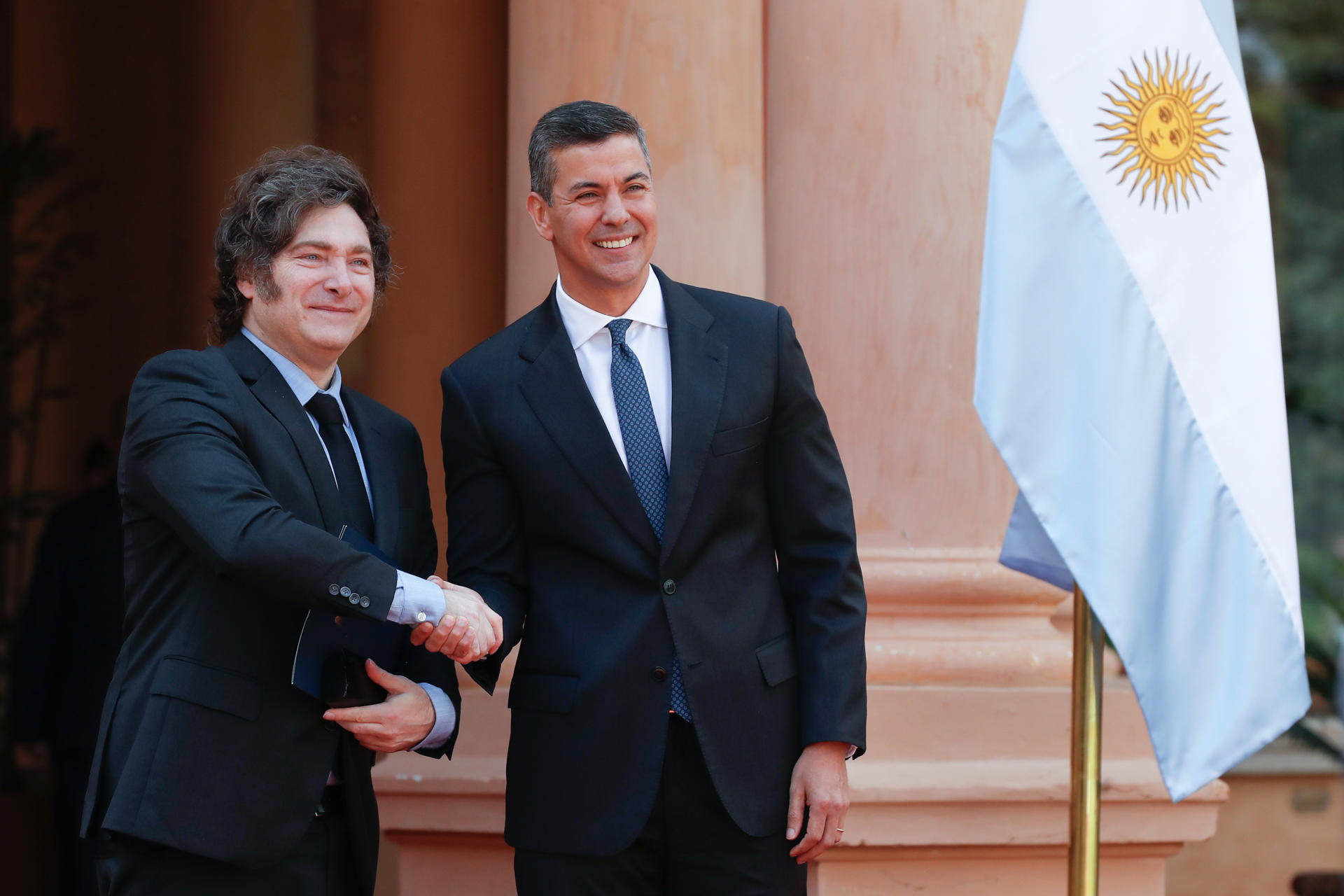 El presidente de Paraguay, Santiago Peña (d), al saludar este miércoles, 9 de abril, a su homólogo de Argentina, Javier Milei, en la entrada del Palacio de López, sede del Ejecutivo paraguayo, en Asunción. EFE/Juan Pablo Pino