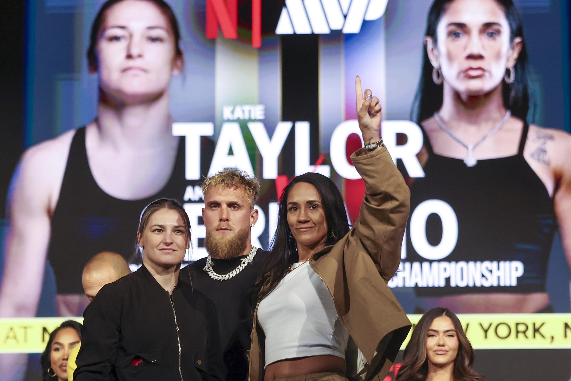 La irlandesa Katie Taylor (i) y la puertorriqueña Amanda Serrano (d) posan junto al influencer estadounidense Jake Paul (c). EFE/SARAH YENESEL
