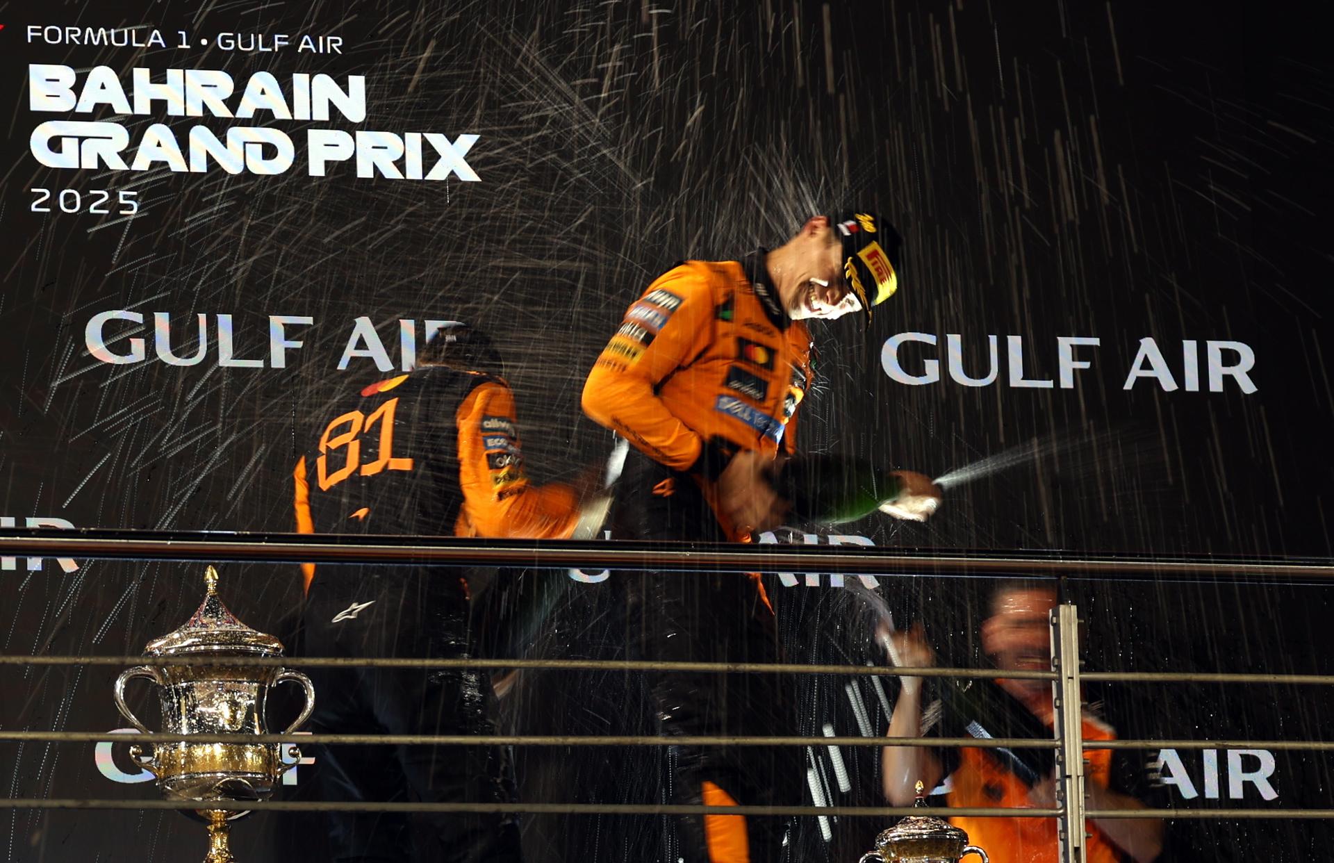 El australiano Oscar Piastri (McLaren) celebra la victoria en el Gran Premio de Baréin, el cuarto del Mundial de Fórmula Uno. EFE/EPA/ALI HAIDER

