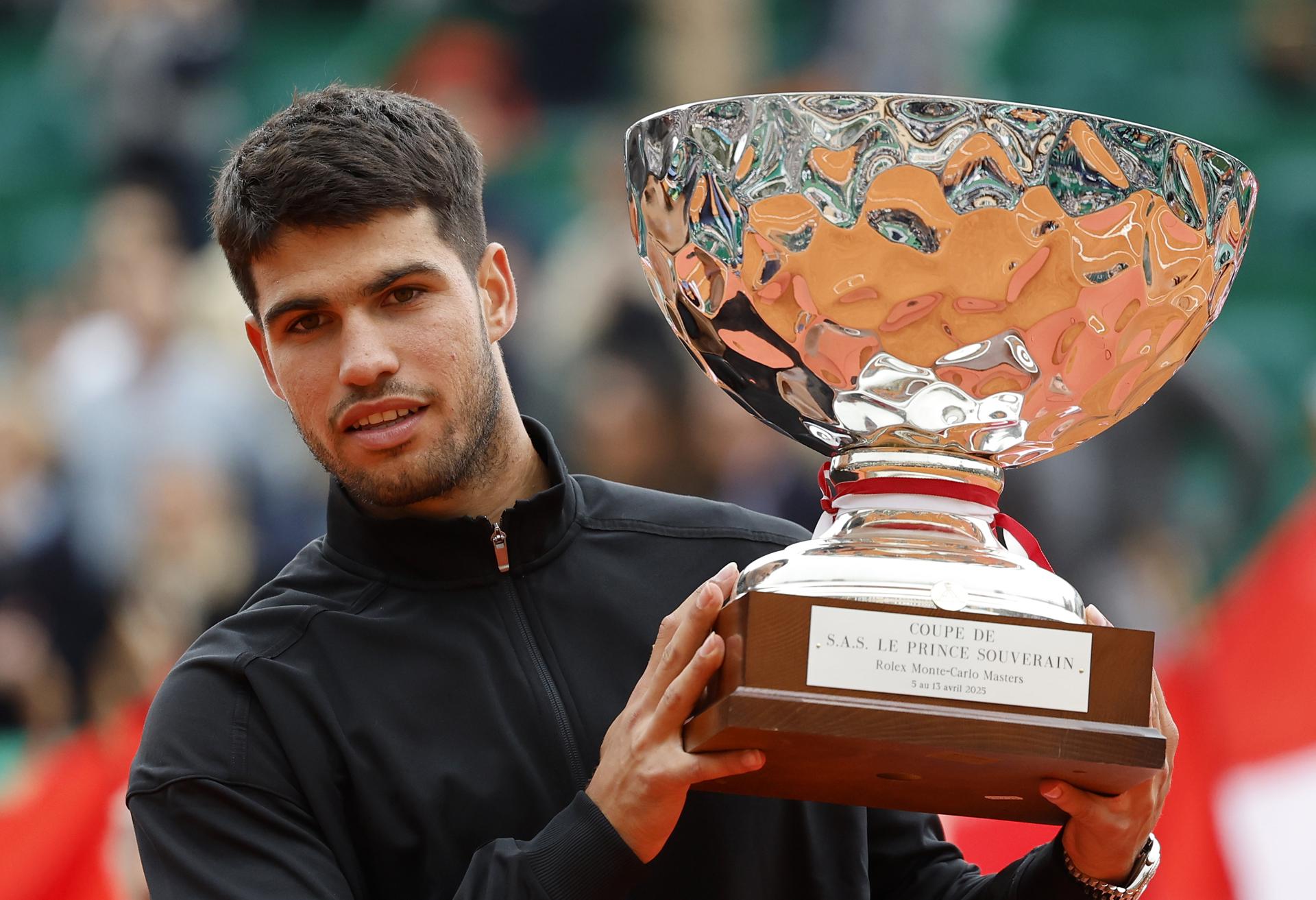Carlos Alcaraz se proclamó campeón del Masters 1000 de Montecarlo tras remontar al italiano Lorenzo Musetti, tocado físicamente por el notable esfuerzo a lo largo de la semana, e imponerse por 3-6, 6-1 y 6-0 y lograr el decimoctavo título de su carrera, el segundo del 2025 y el sexto de la categoría Masters 1000. EFE/SEBASTIEN NOGIER