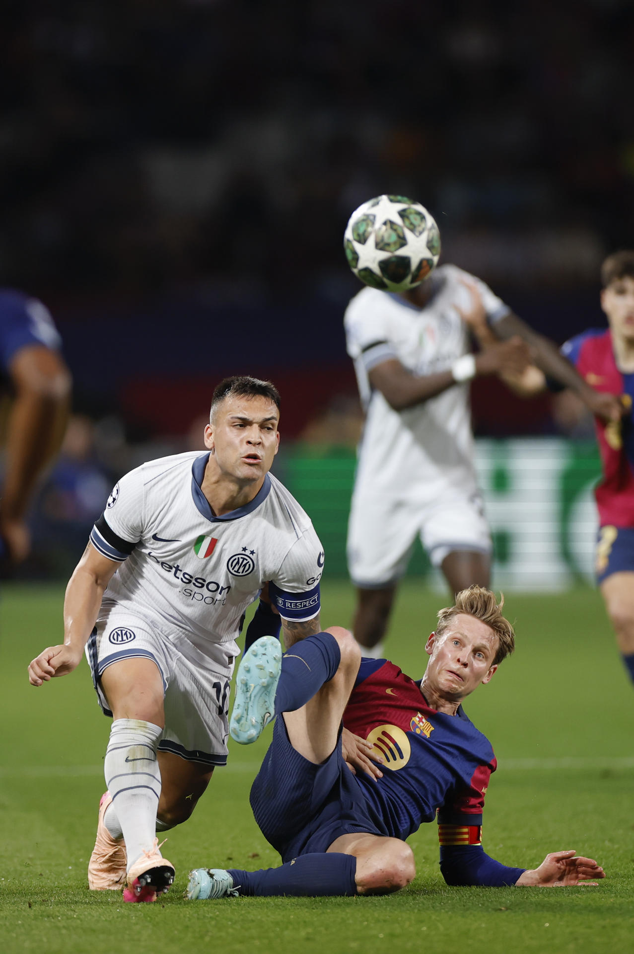 El centrocampista del Barcelona Frenkie de Jong (d) disputa un balón ante el delantero argentino del Inter Lautaro Martínez durante el encuentro correspondiente a la ida de las semifinales de la Liga de Campeones que disputan FC Barcelona e Inter en el estadio Olímpico Lluis Company, en Barcelona. EFE / Alberto Estevez.
