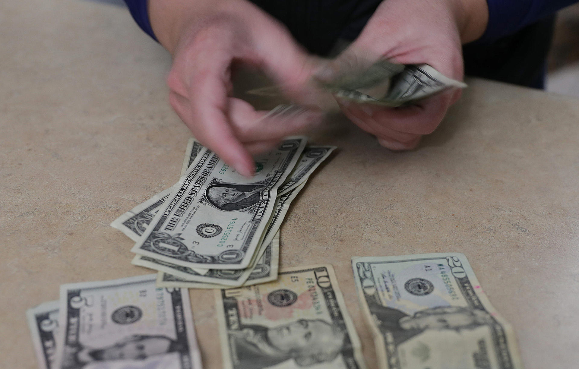 Una persona cuenta dolares, en una fotografía de archivo. EFE/ Luis Torres