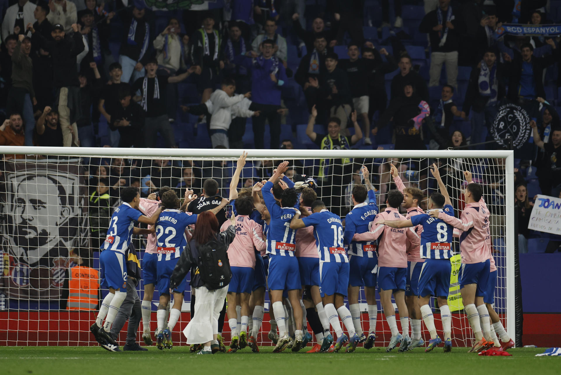 Los jugadores del Espanyol celebran su victoria sobre el Getafe. EFE/ Alberto Estévez