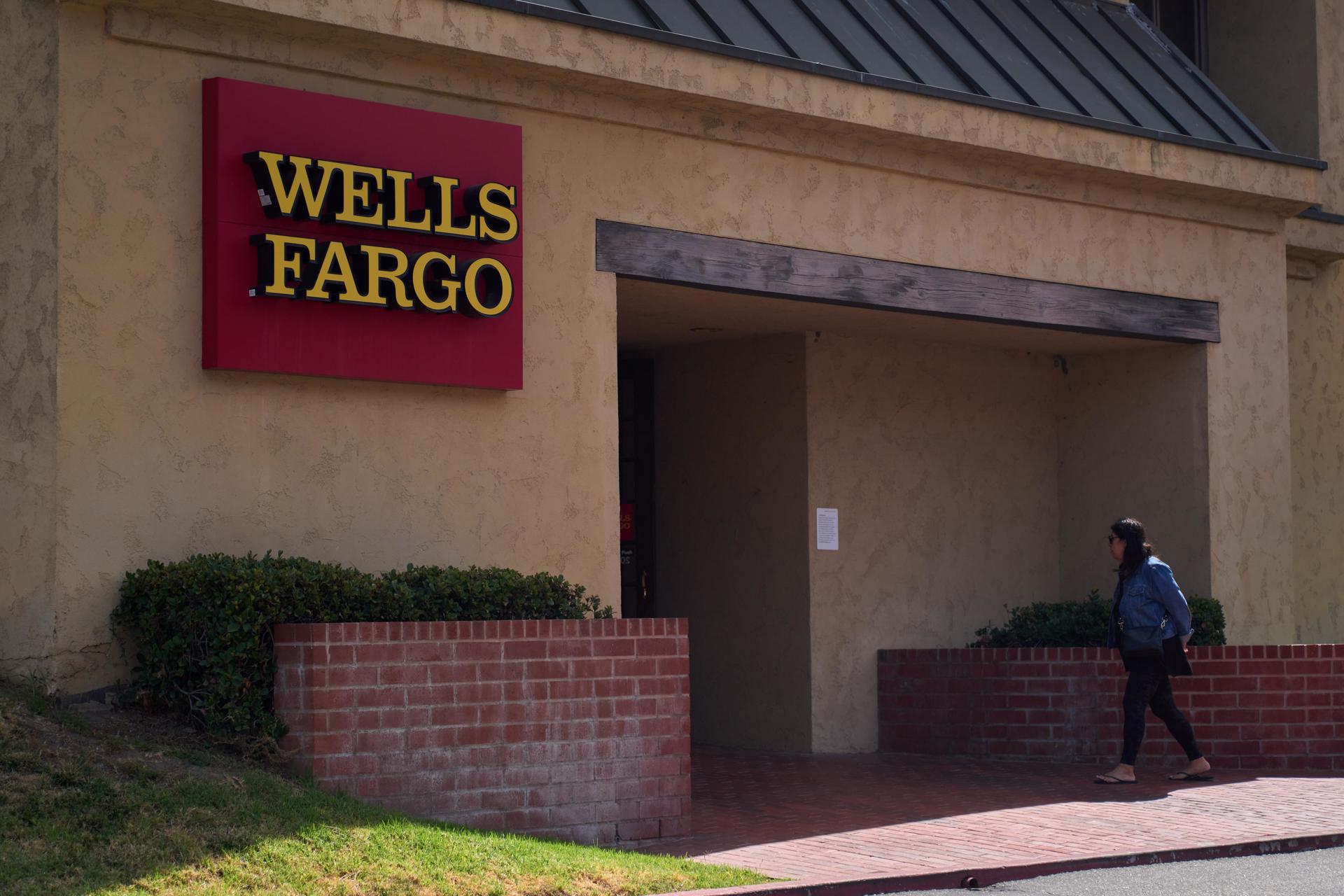 Fotografía de archivo de una sede de Wells Fargo en Los Ángeles (EE.UU.). EFE/EPA/ALLISON DINNER