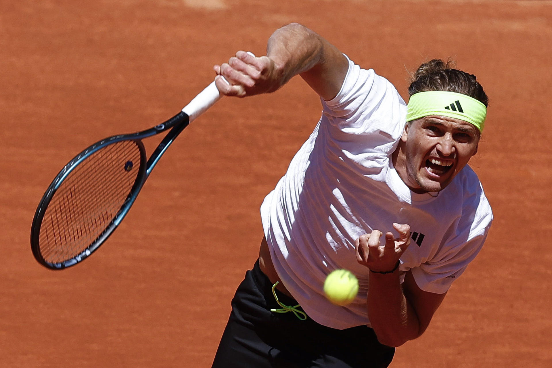 El tenista alemánAlexander Zverev contra el español Alejandro Davidovich en el partido del Masters 1000 de Madrid este domingo en la Caja Mágica en la capital de España. EFE/ Chema Moya