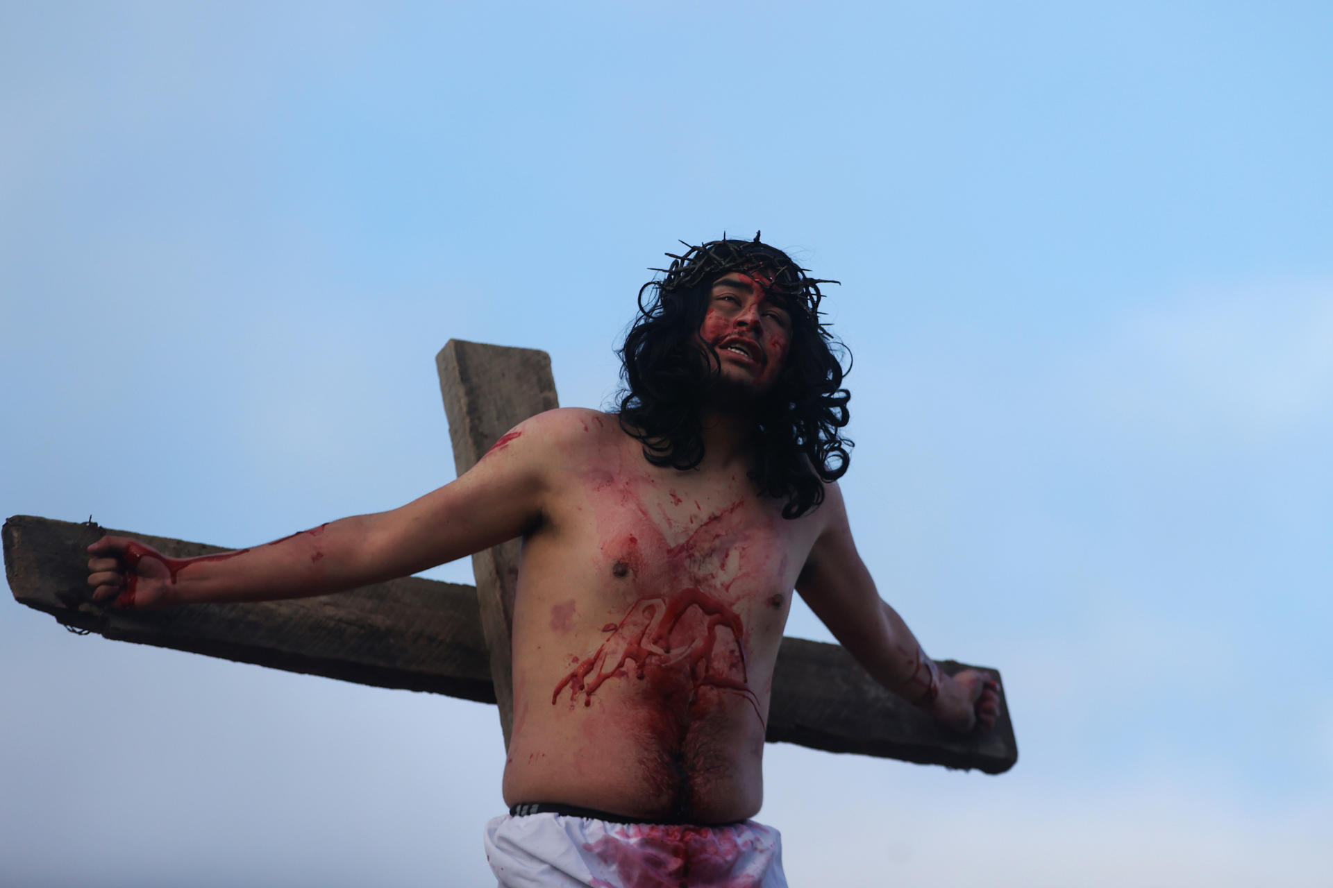 Un hombre representa el vía crucis en un recorrido de dos horas que conmemora la vida, la pasión y la muerte de Jesús este viernes, en La Paz (Bolivia). EFE/ Luis Gandarillas