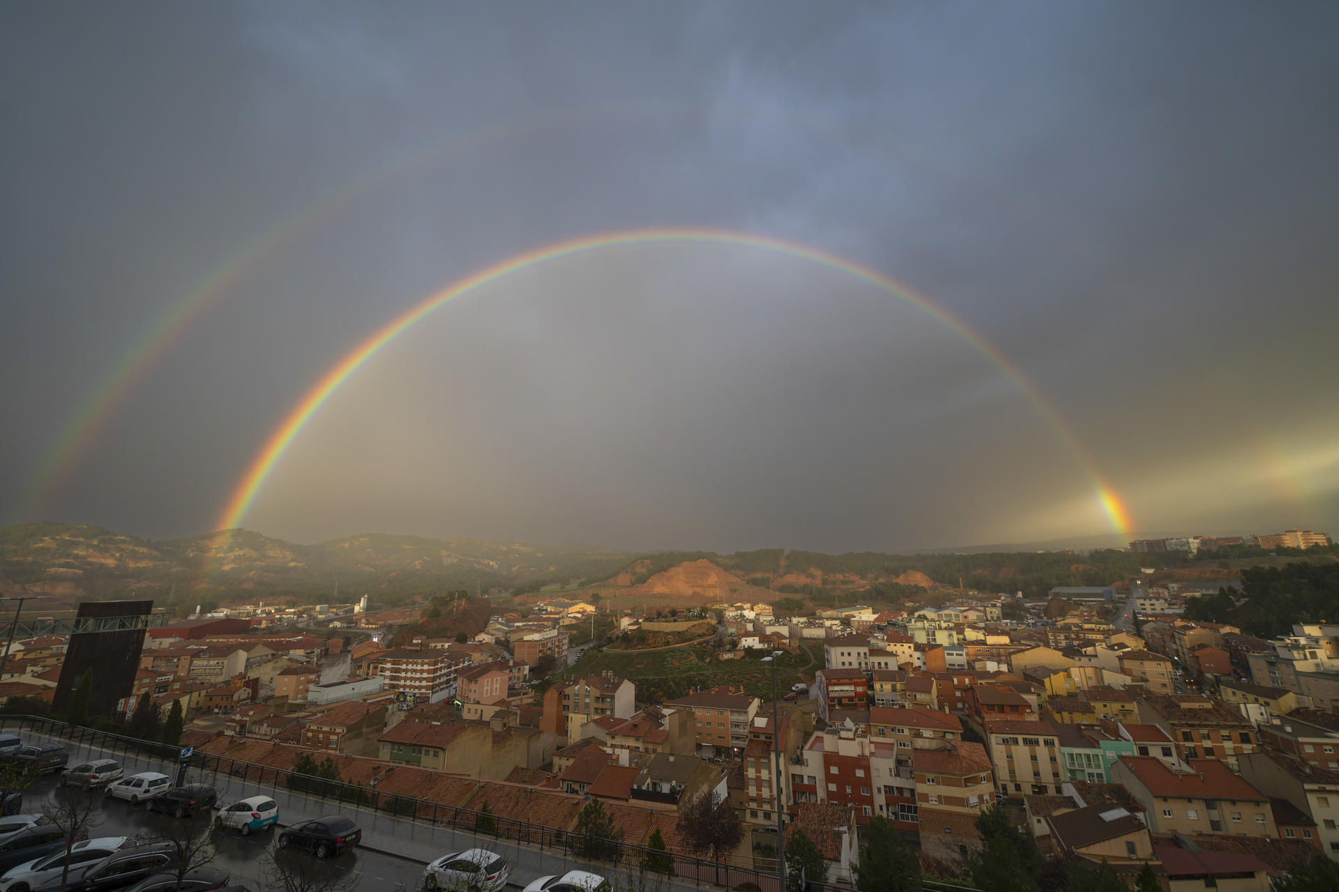 Doble arcoíris tras fuertes luvias caídas al atardecer de este viernes sobre Teruel. EFE/Antonio Garcia