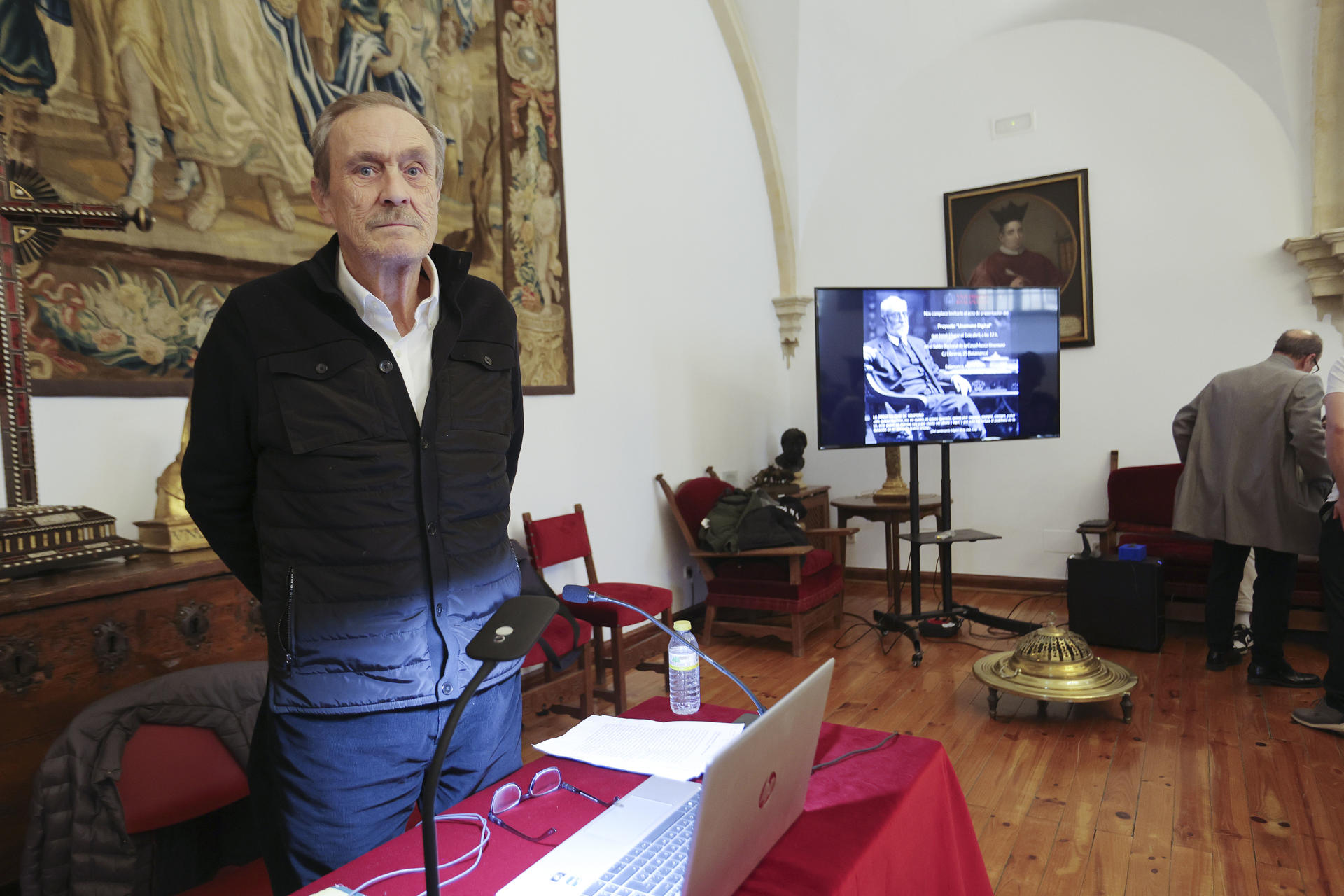 El profesor jubilado y responsable de la iniciativa, Ángel Lozano, durante la presentación del proyecto de la Universidad de Salamanca (USAL) para convertir a Miguel de Unamuno en un avatar digital con Inteligencia Artificial (IA), una iniciativa que está todavía en la fase de prototipo, este martes en Salamanca. EFE/ JM García